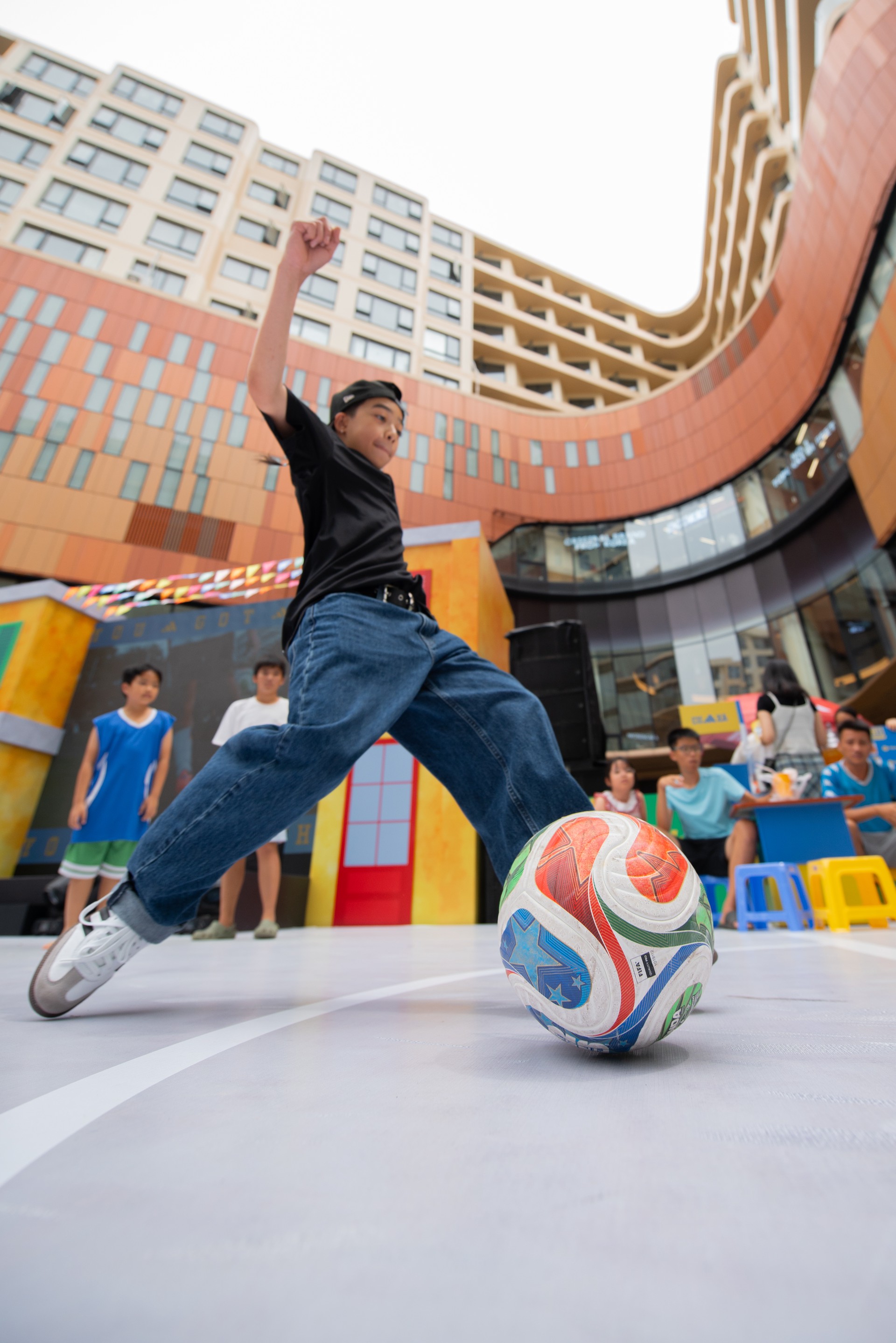 Hinh anh adidas mang tinh thần World Cup 2026 đến Hà Nội với "Cư Xá adidas" 2