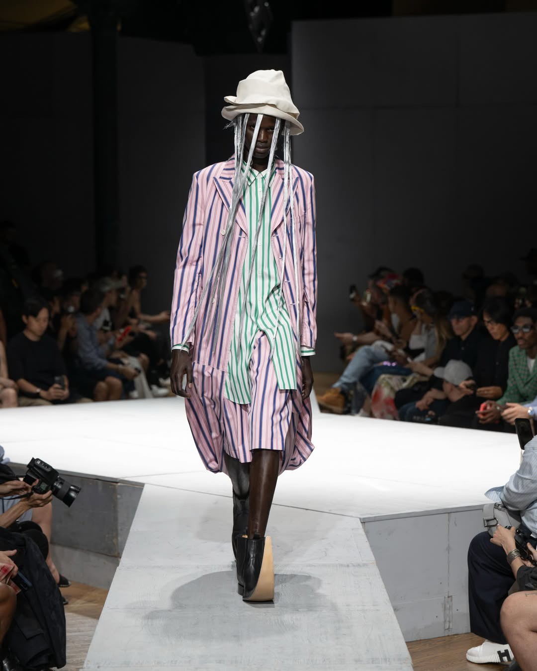 Hinh anh COMME des GARÇONS HOMME PLUS SS27: Ngày không chiến tranh 2