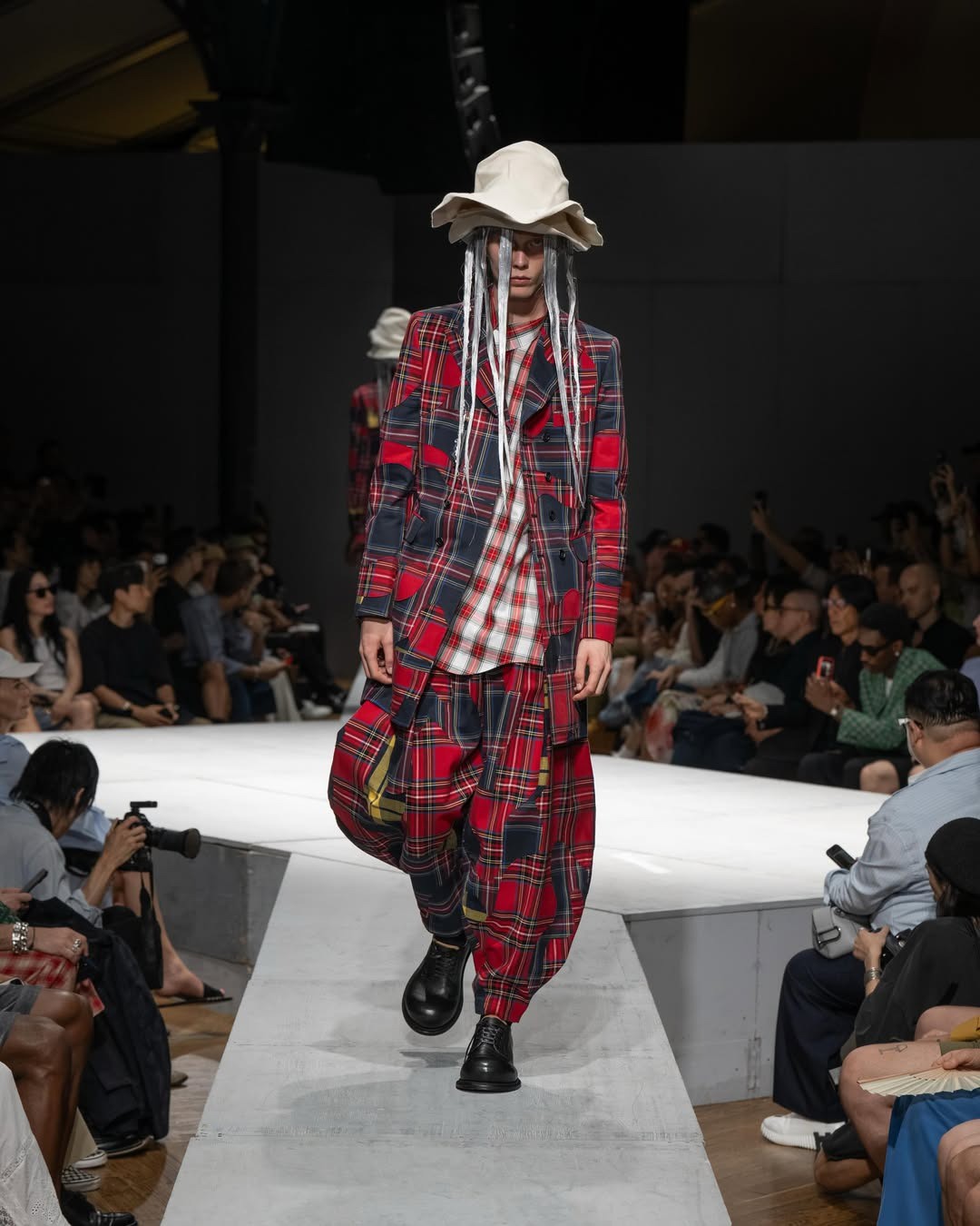 Hinh anh COMME des GARÇONS HOMME PLUS SS27: Ngày không chiến tranh 5