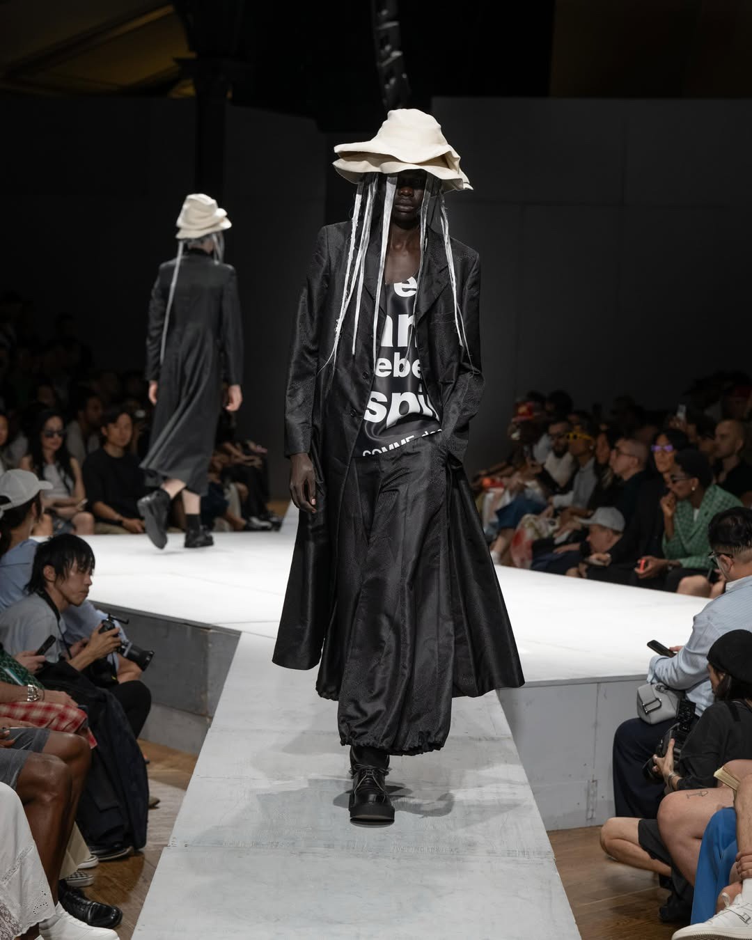 Hinh anh COMME des GARÇONS HOMME PLUS SS27: Ngày không chiến tranh 7