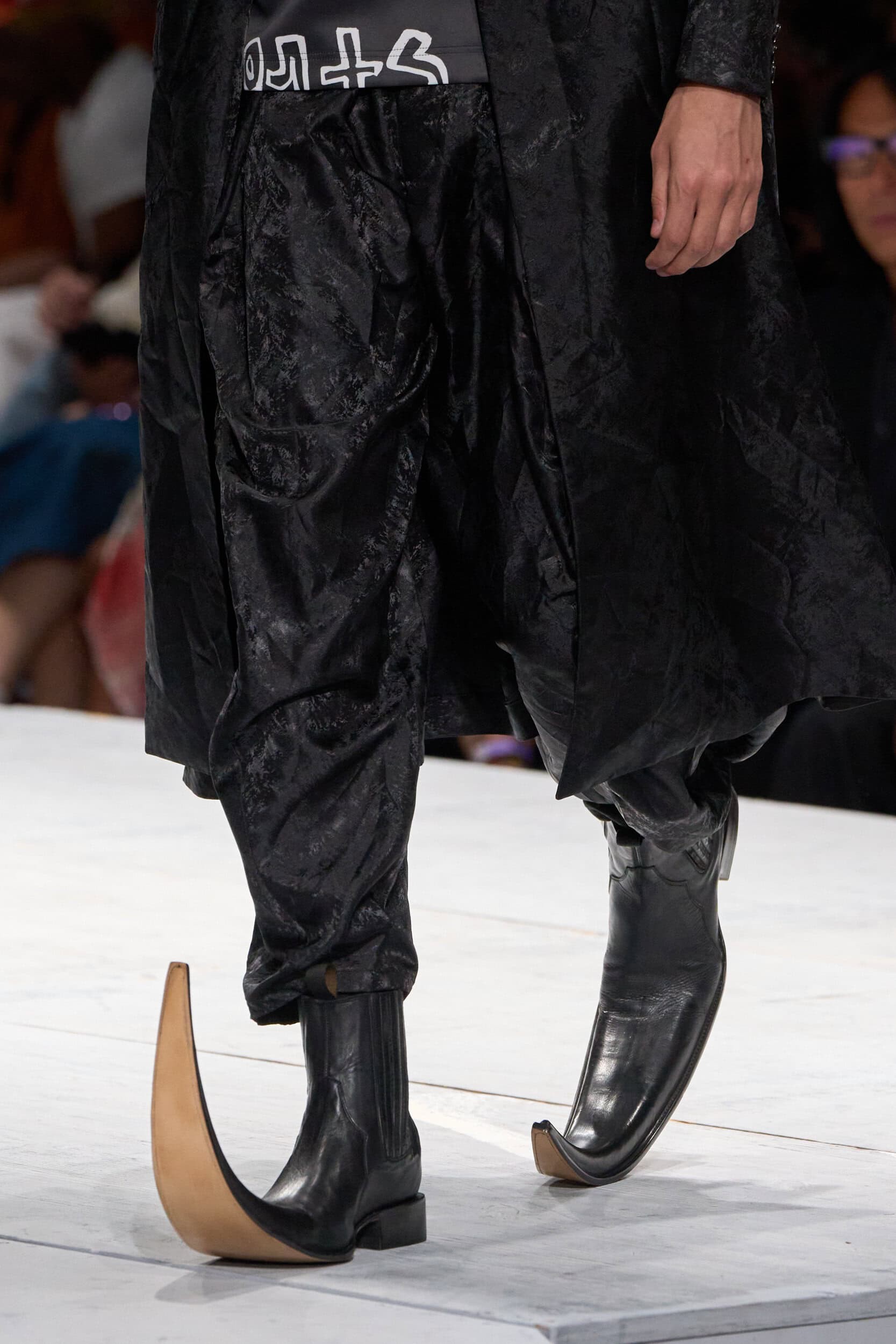 Hinh anh 6 xu hướng giày nam “khuấy đảo” Paris Men’s Fashion Week Xuân/Hè 2027 35