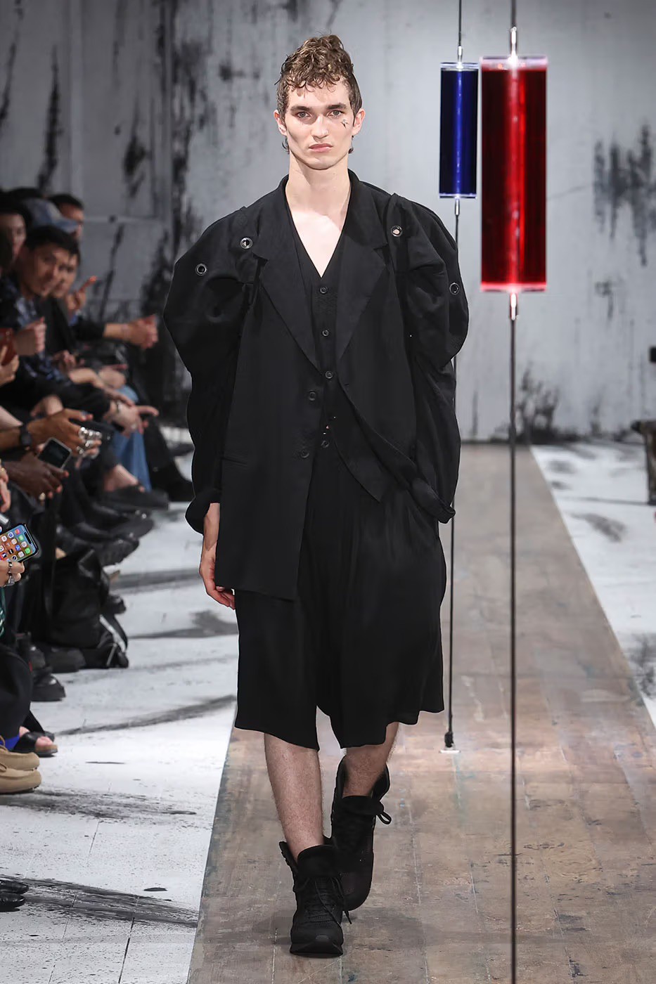 Hinh anh Ở Menswear SS27, ta thấy một Yohji Yamamoto của tương lai 8