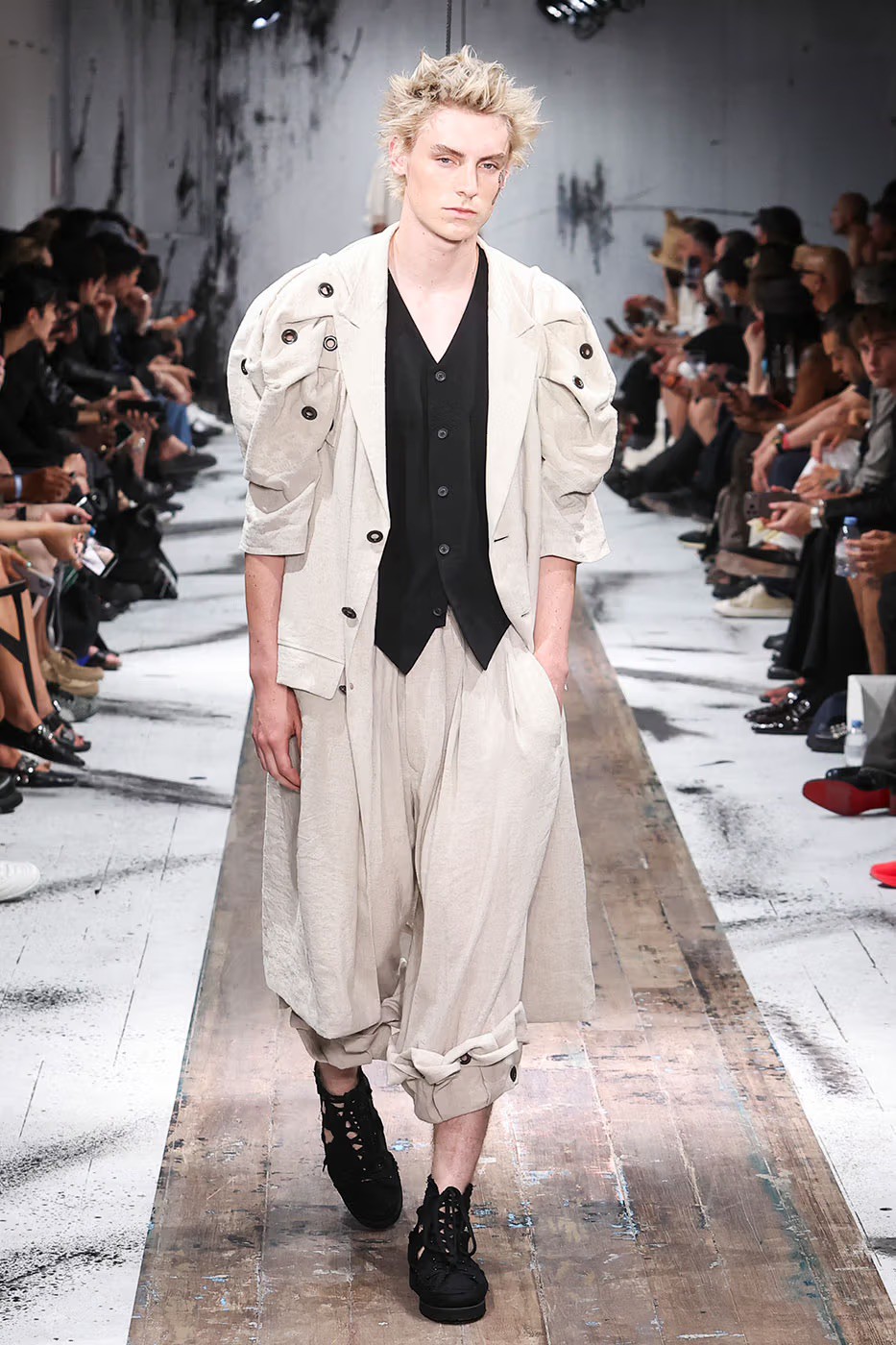 Hinh anh Ở Menswear SS27, ta thấy một Yohji Yamamoto của tương lai 6