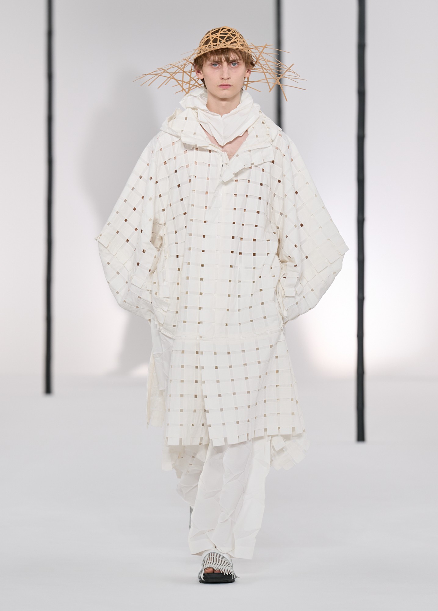 Hinh anh Issey Miyake Men’s SS27: Rặng tre rũ mát giữa lòng Paris 10