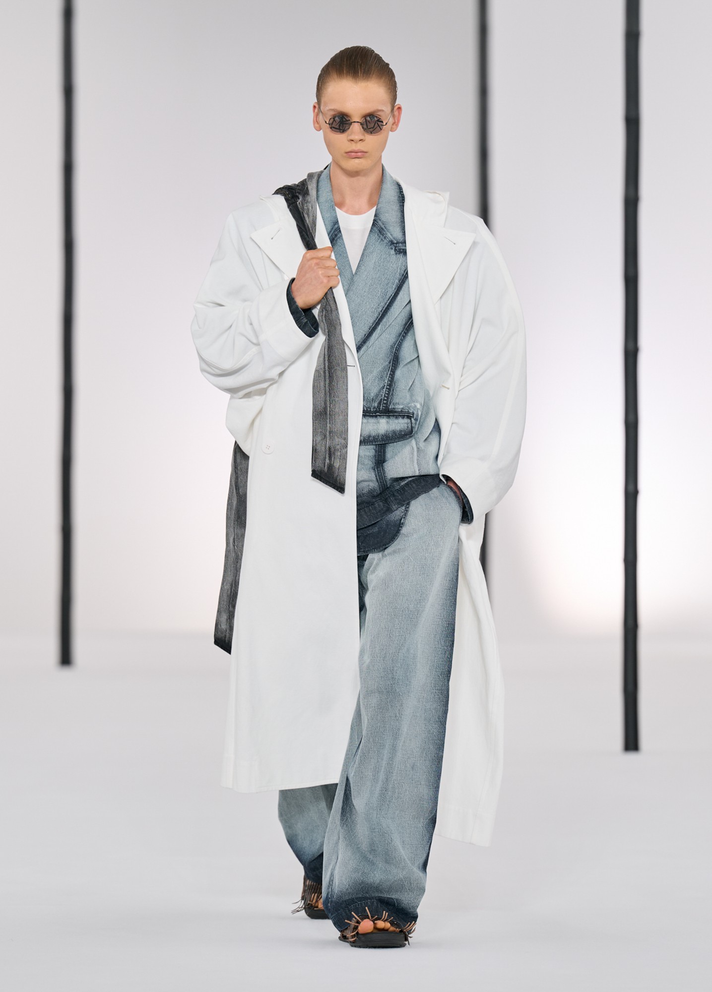Hinh anh Issey Miyake Men’s SS27: Rặng tre rũ mát giữa lòng Paris 22