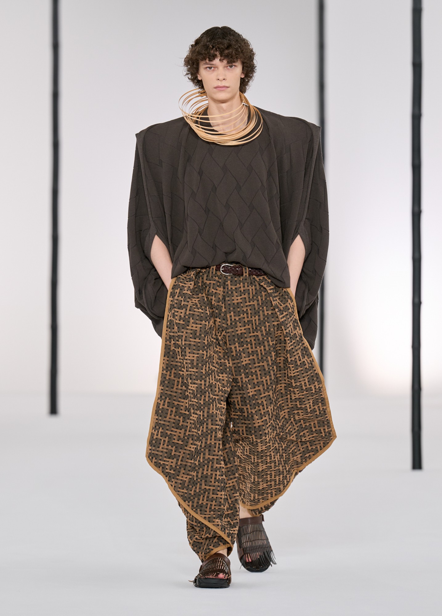Hinh anh Issey Miyake Men’s SS27: Rặng tre rũ mát giữa lòng Paris 15