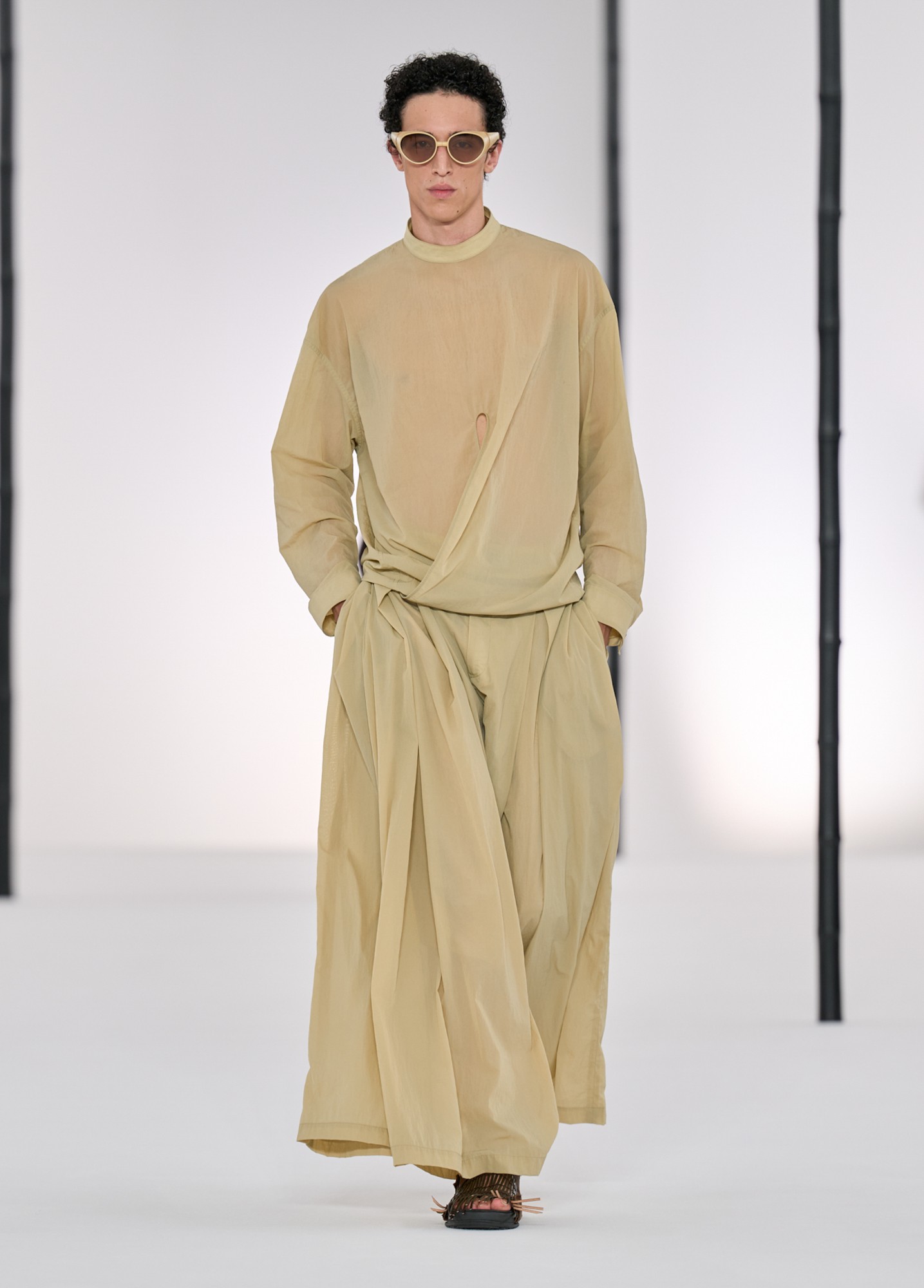 Hinh anh Issey Miyake Men’s SS27: Rặng tre rũ mát giữa lòng Paris 6