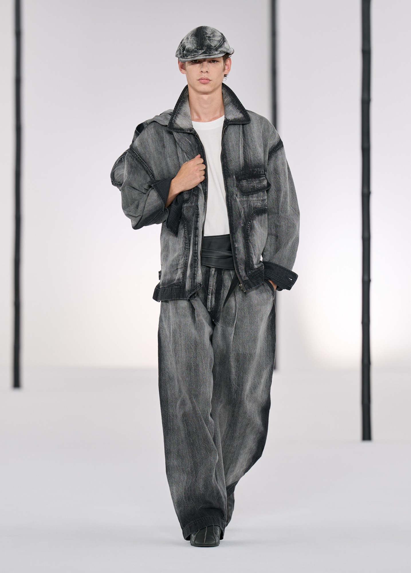 Hinh anh Issey Miyake Men’s SS27: Rặng tre rũ mát giữa lòng Paris 13