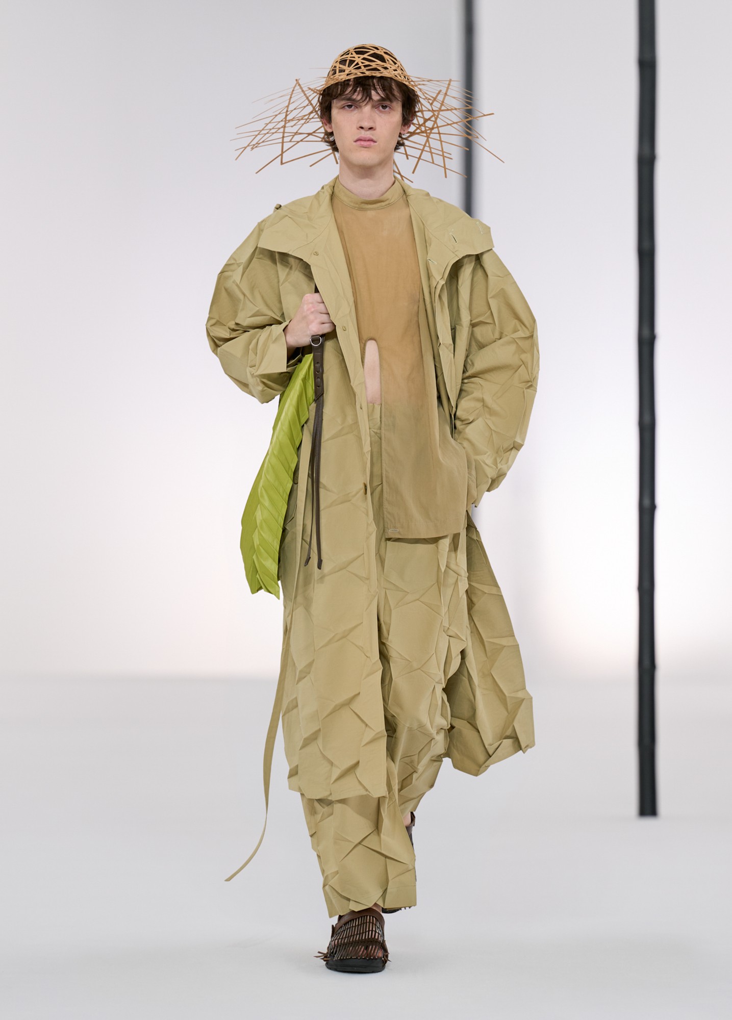 Hinh anh Issey Miyake Men’s SS27: Rặng tre rũ mát giữa lòng Paris 16