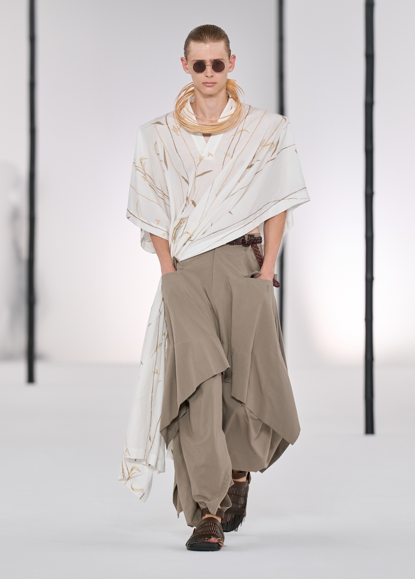 Hinh anh Issey Miyake Men’s SS27: Rặng tre rũ mát giữa lòng Paris 3
