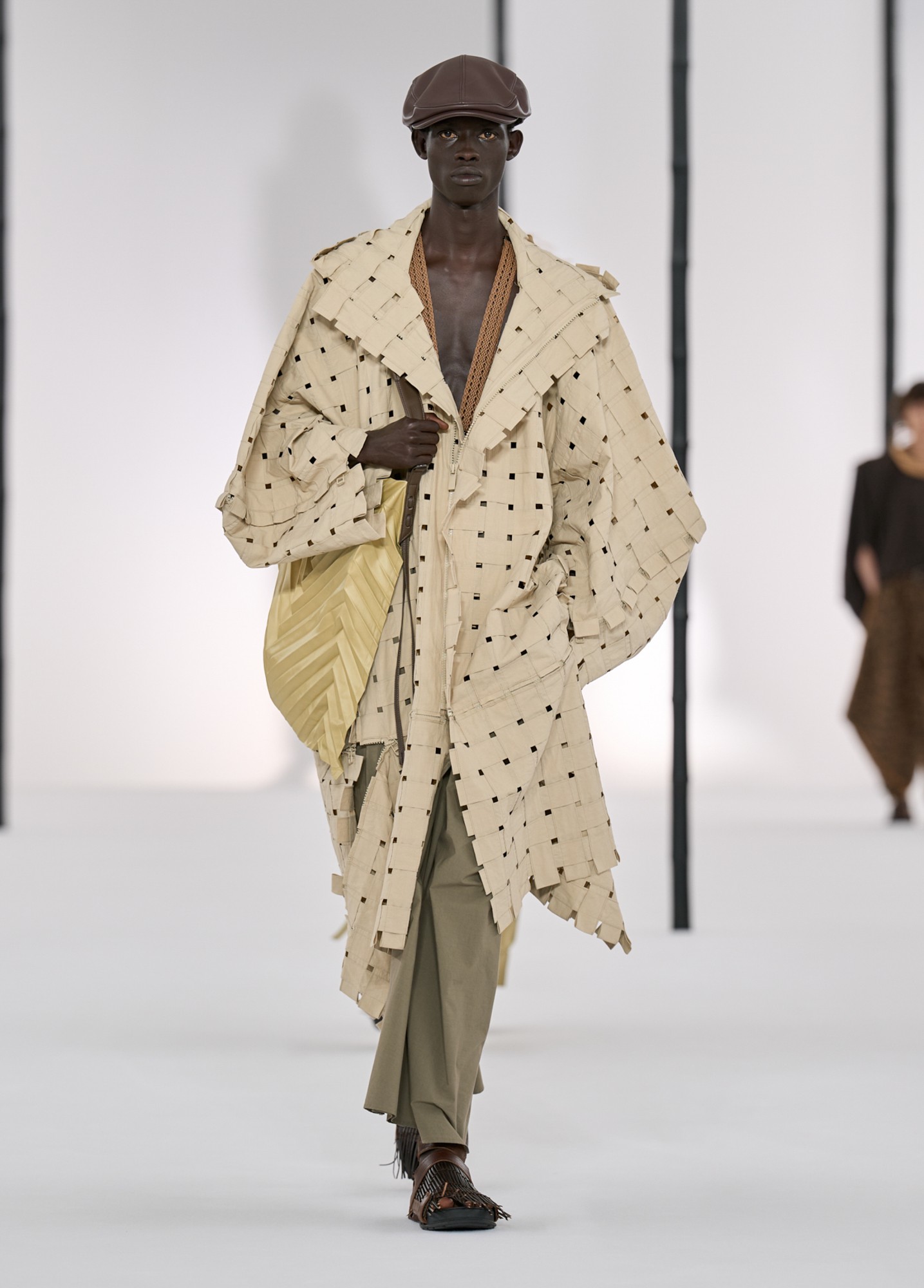 Hinh anh Issey Miyake Men’s SS27: Rặng tre rũ mát giữa lòng Paris 7