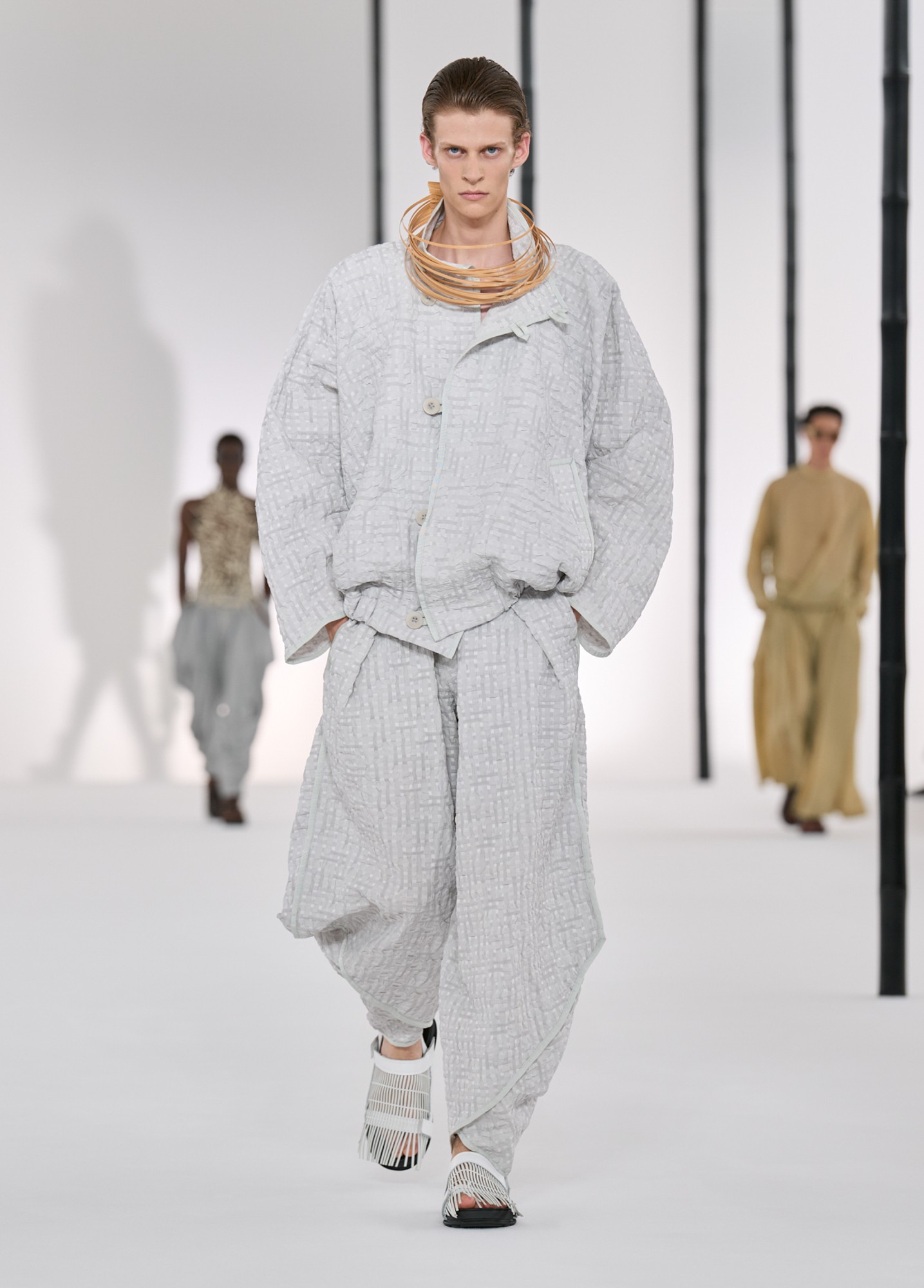 Hinh anh Issey Miyake Men’s SS27: Rặng tre rũ mát giữa lòng Paris 5