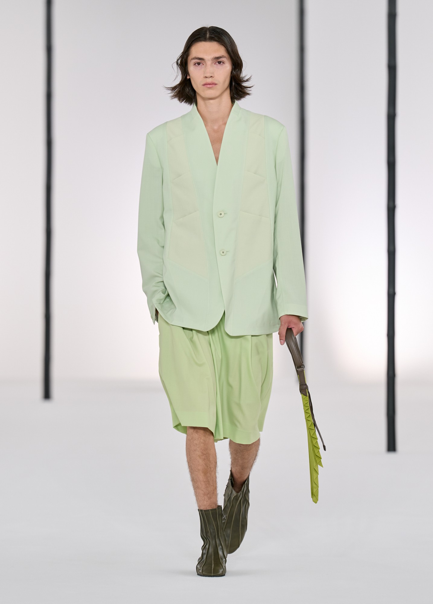 Hinh anh Issey Miyake Men’s SS27: Rặng tre rũ mát giữa lòng Paris 20