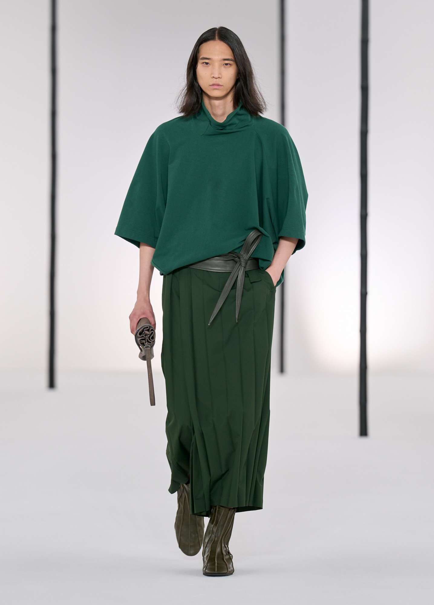 Hinh anh Issey Miyake Men’s SS27: Rặng tre rũ mát giữa lòng Paris 4