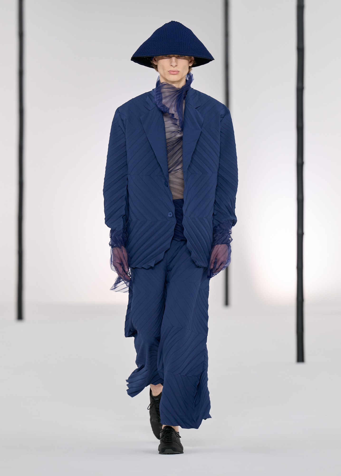 Hinh anh Issey Miyake Men’s SS27: Rặng tre rũ mát giữa lòng Paris 21