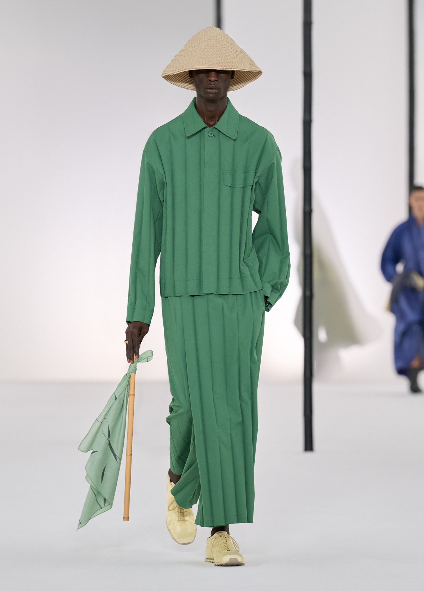 Hinh anh Issey Miyake Men’s SS27: Rặng tre rũ mát giữa lòng Paris 8