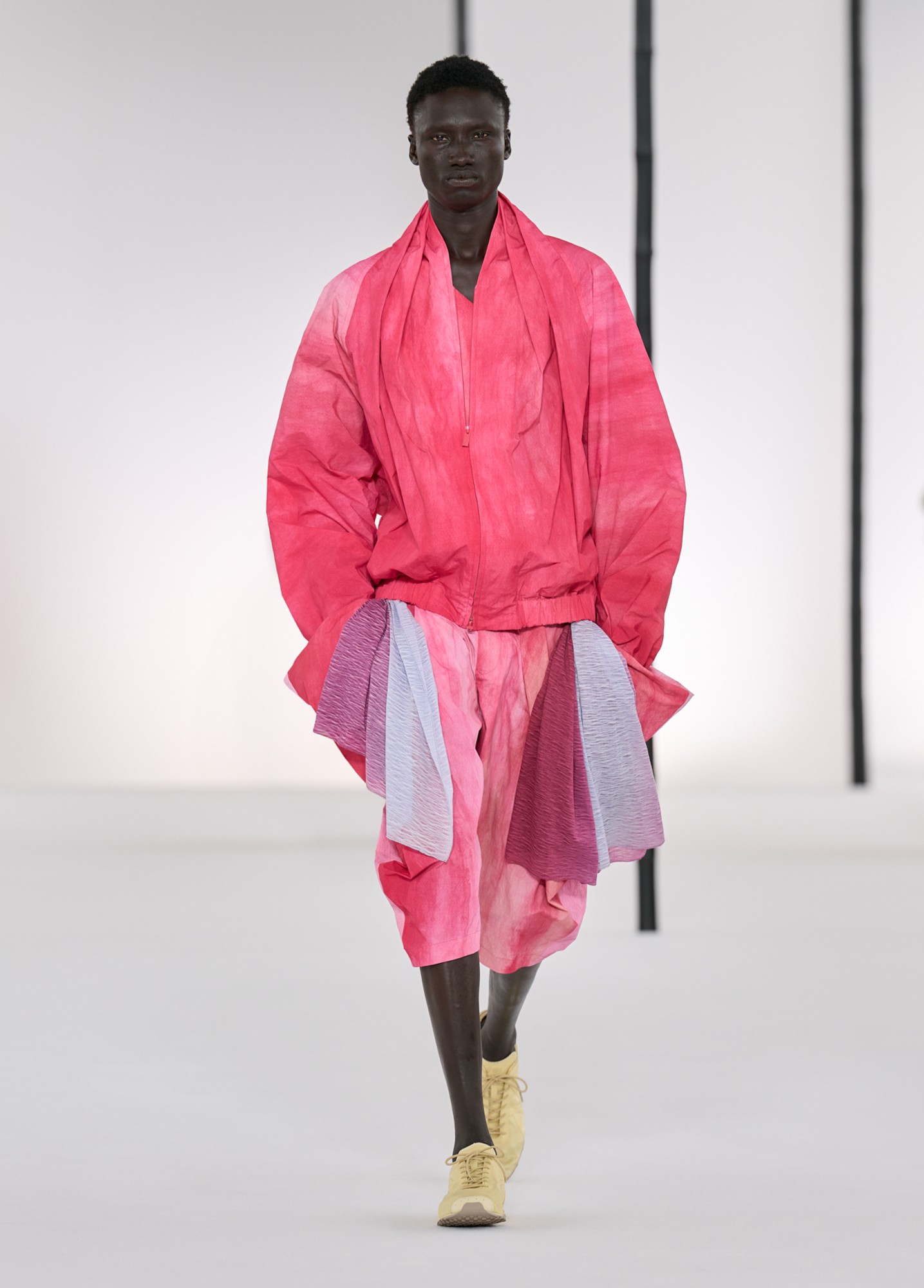 Hinh anh Issey Miyake Men’s SS27: Rặng tre rũ mát giữa lòng Paris 23