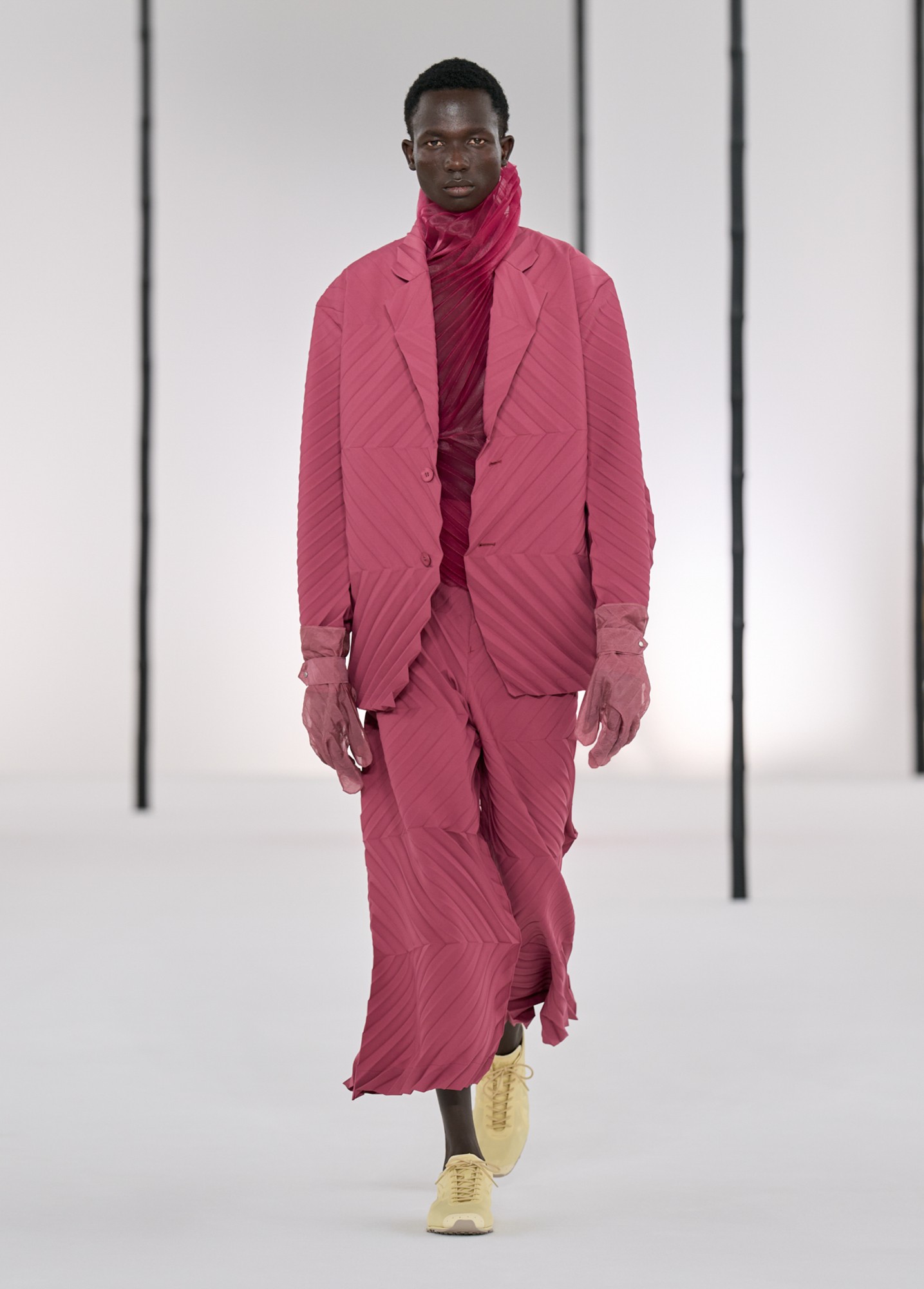 Hinh anh Issey Miyake Men’s SS27: Rặng tre rũ mát giữa lòng Paris 25
