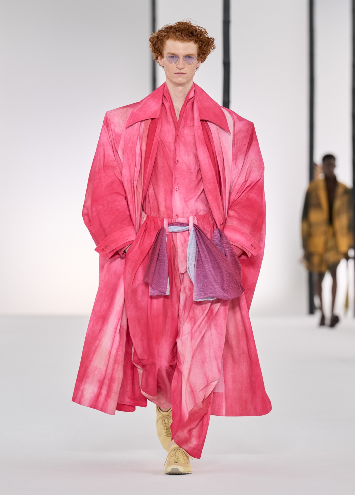 Hinh anh Issey Miyake Men’s SS27: Rặng tre rũ mát giữa lòng Paris 24