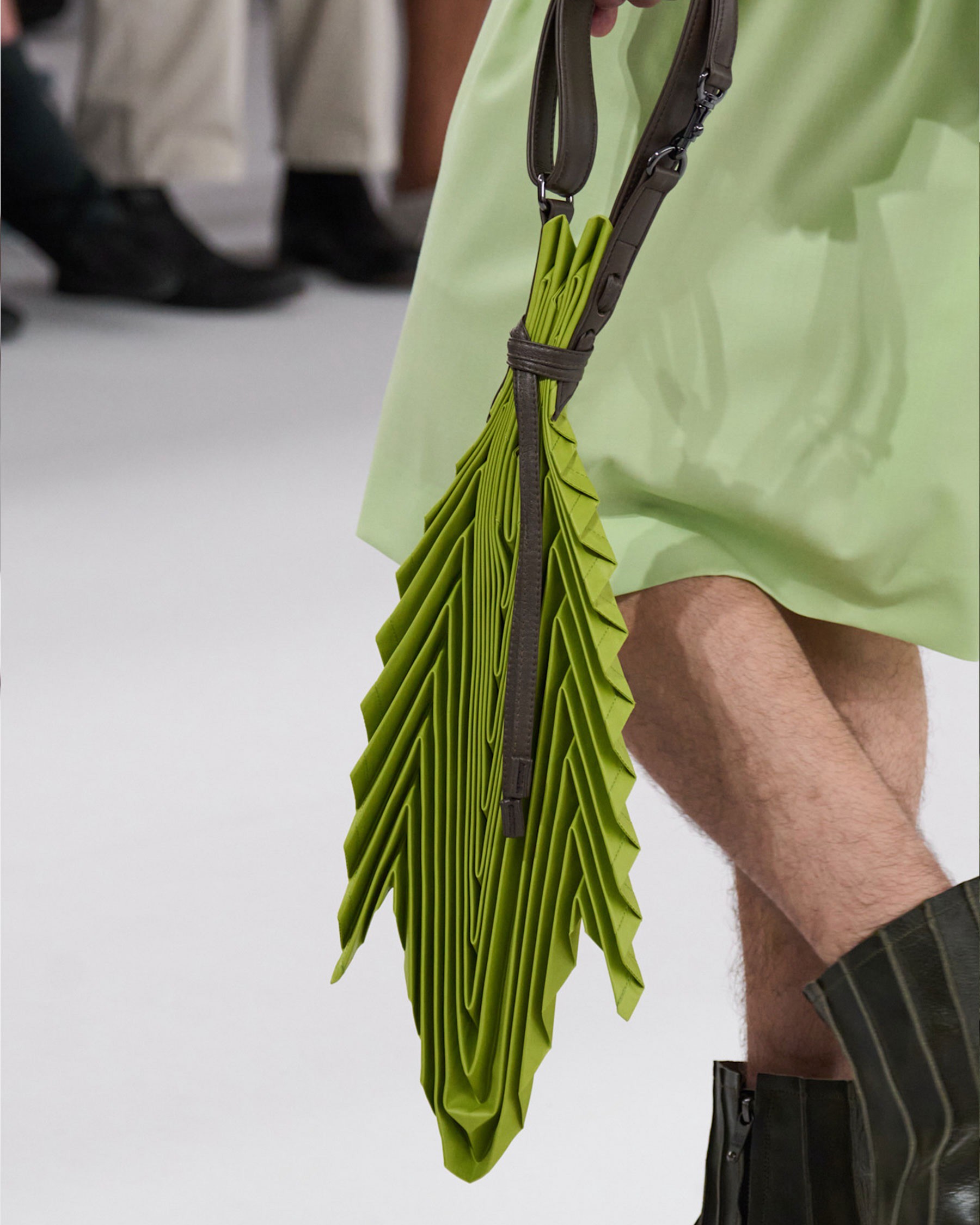 Hinh anh Issey Miyake Men’s SS27: Rặng tre rũ mát giữa lòng Paris 27