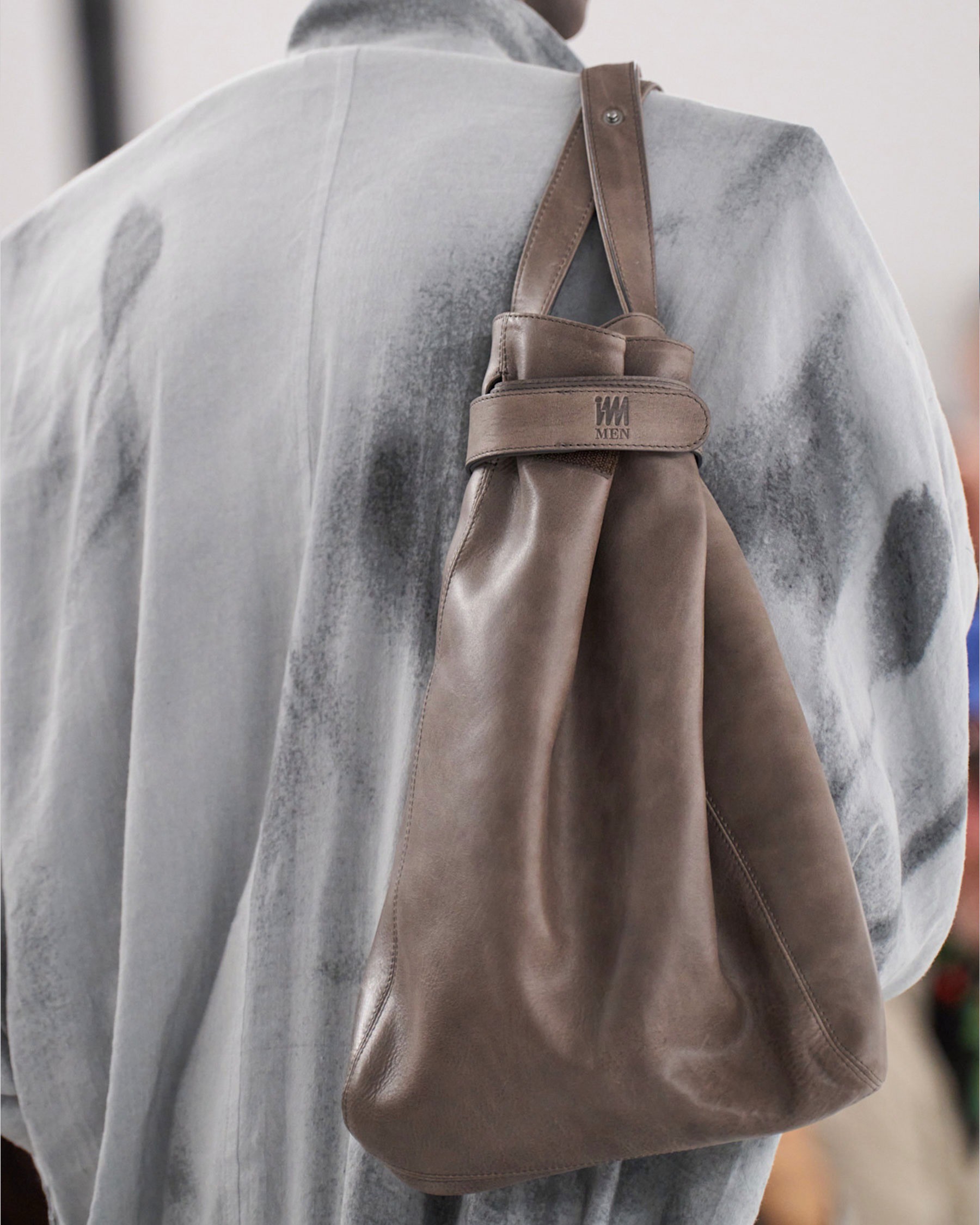 Hinh anh Issey Miyake Men’s SS27: Rặng tre rũ mát giữa lòng Paris 28