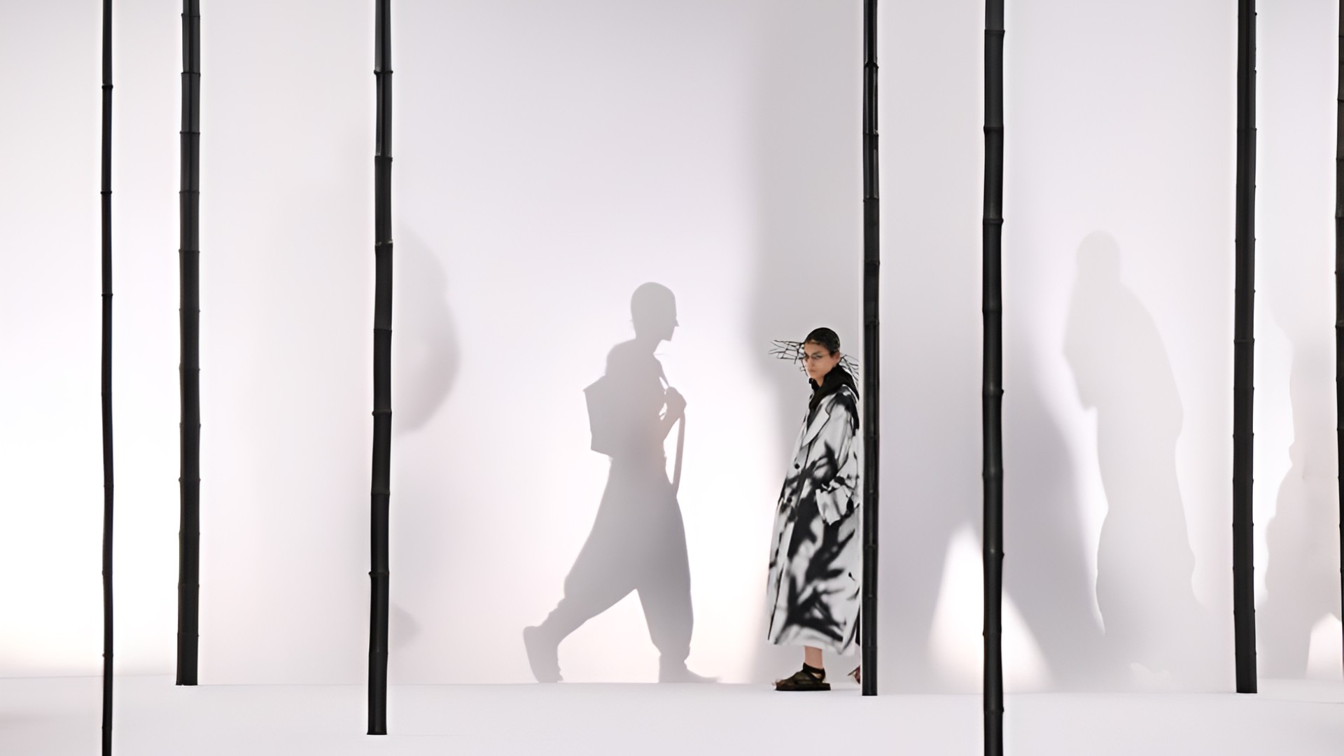 Hinh anh Issey Miyake Men’s SS27: Rặng tre rũ mát giữa lòng Paris 1