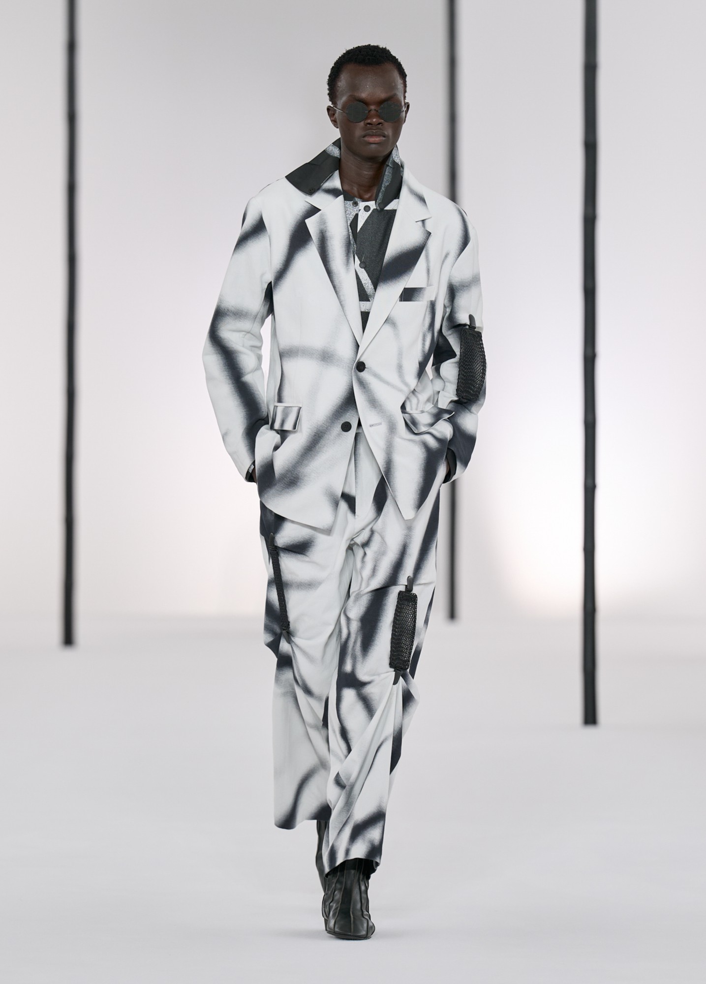Hinh anh Issey Miyake Men’s SS27: Rặng tre rũ mát giữa lòng Paris 14
