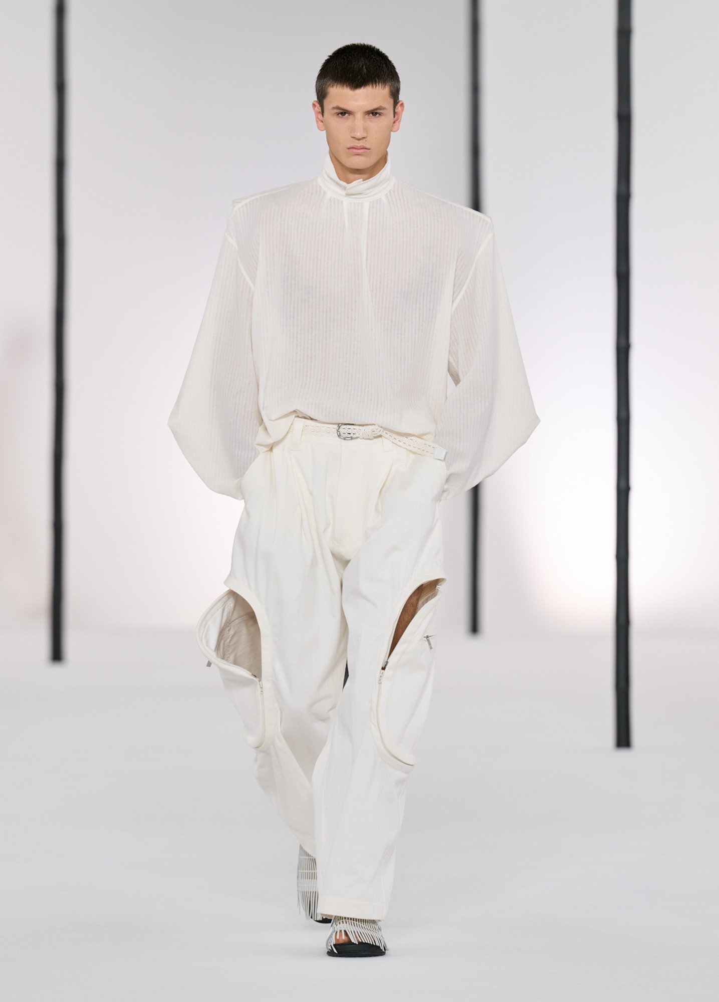 Hinh anh Issey Miyake Men’s SS27: Rặng tre rũ mát giữa lòng Paris 2