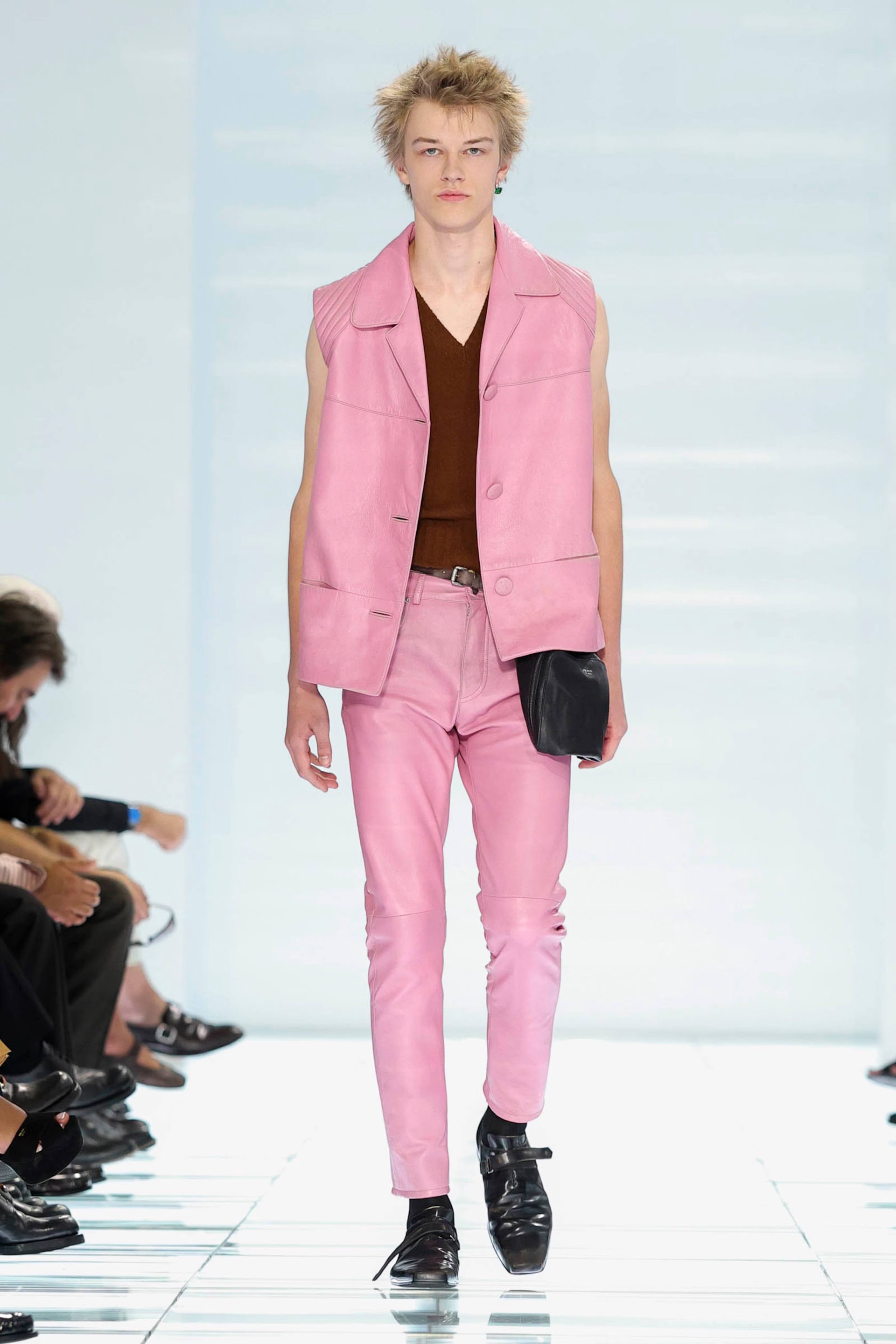 Hinh anh Triết lý “đĩa mỳ ý” trong Prada Menswear SS27 8