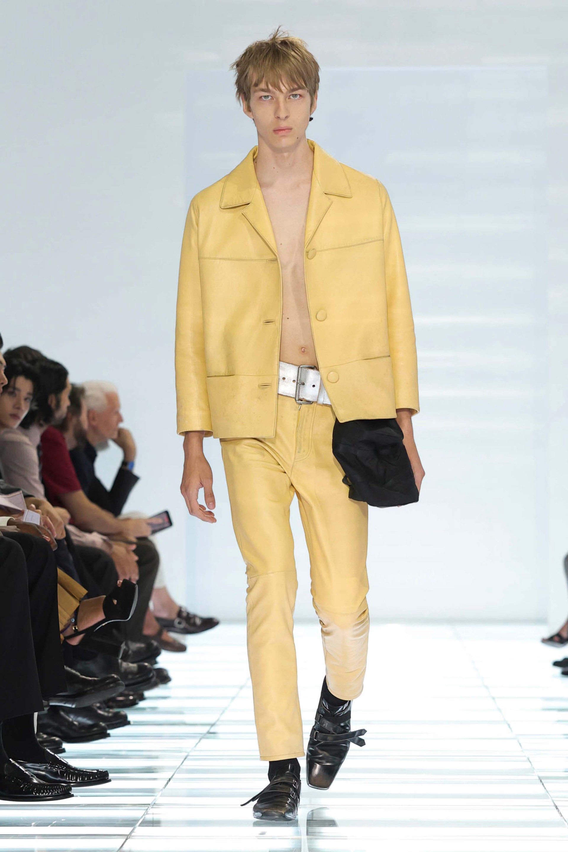 Hinh anh Triết lý “đĩa mỳ ý” trong Prada Menswear SS27 18