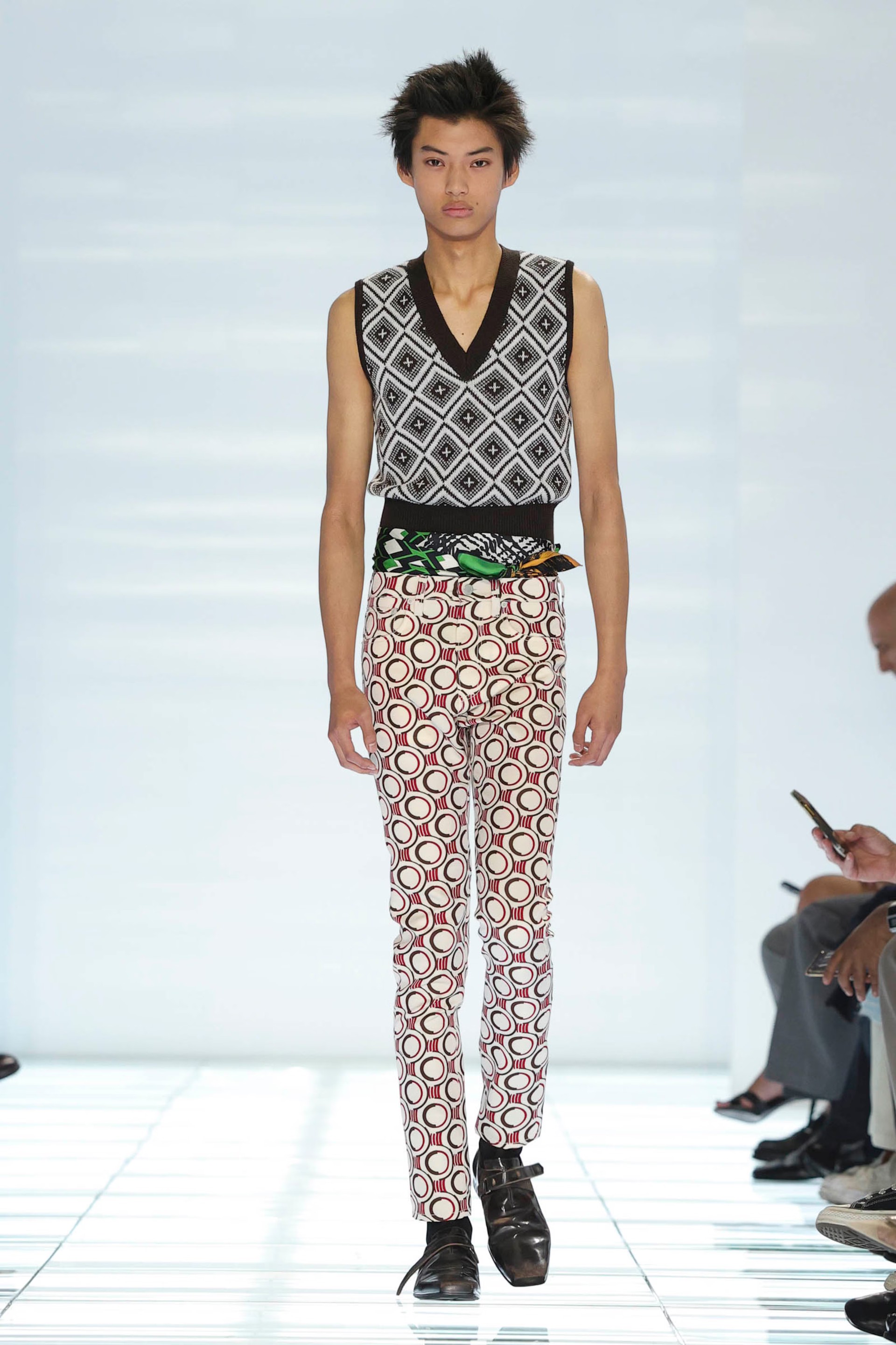 Hinh anh Triết lý “đĩa mỳ ý” trong Prada Menswear SS27 5