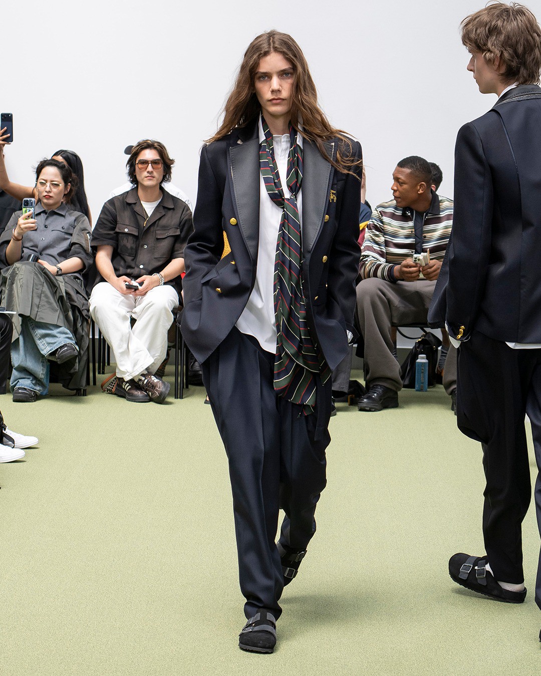 Hinh anh 6 xu hướng giày nam “khuấy đảo” Paris Men’s Fashion Week Xuân/Hè 2027 25