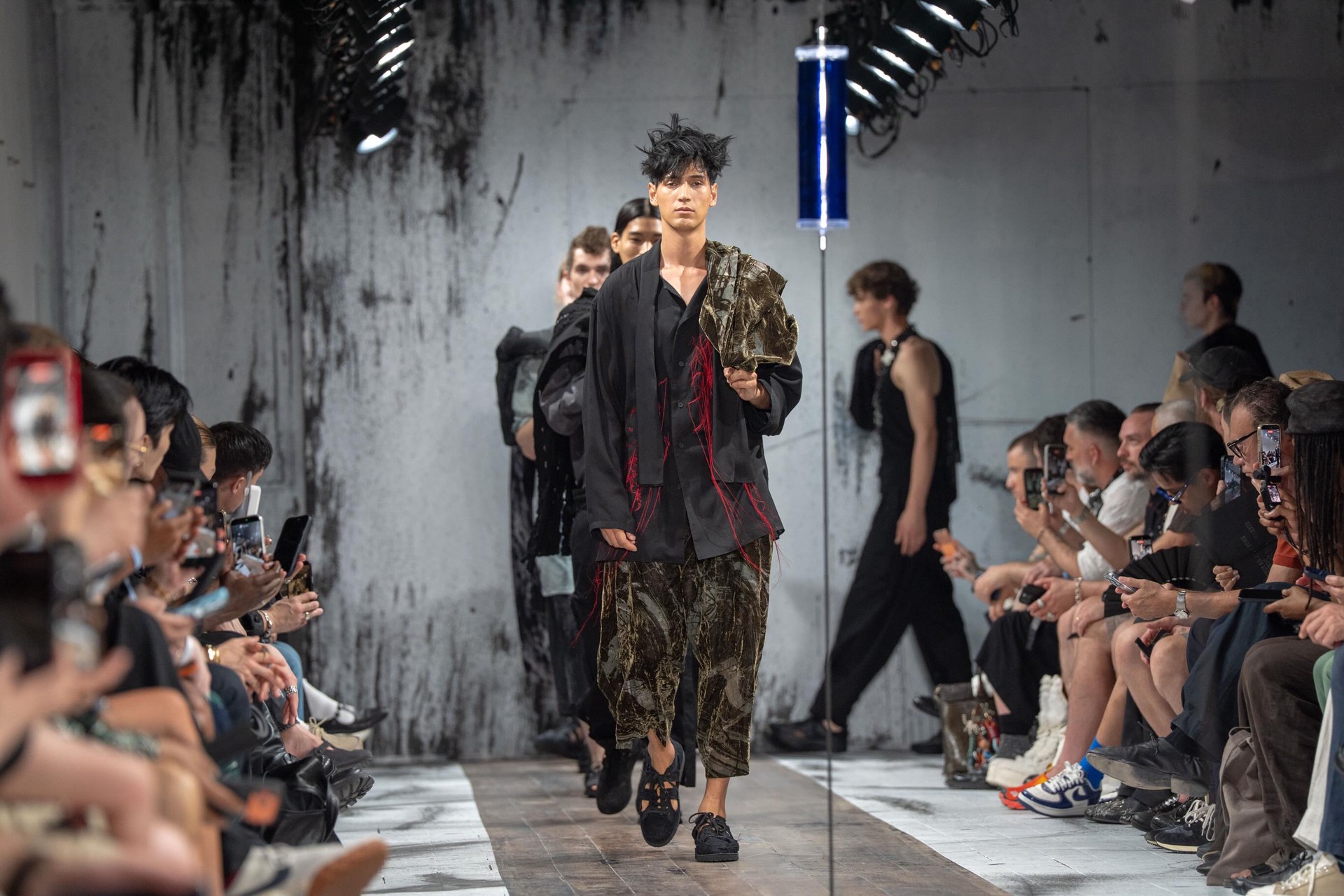 Hinh anh Ở Menswear SS27, ta thấy một Yohji Yamamoto của tương lai 2