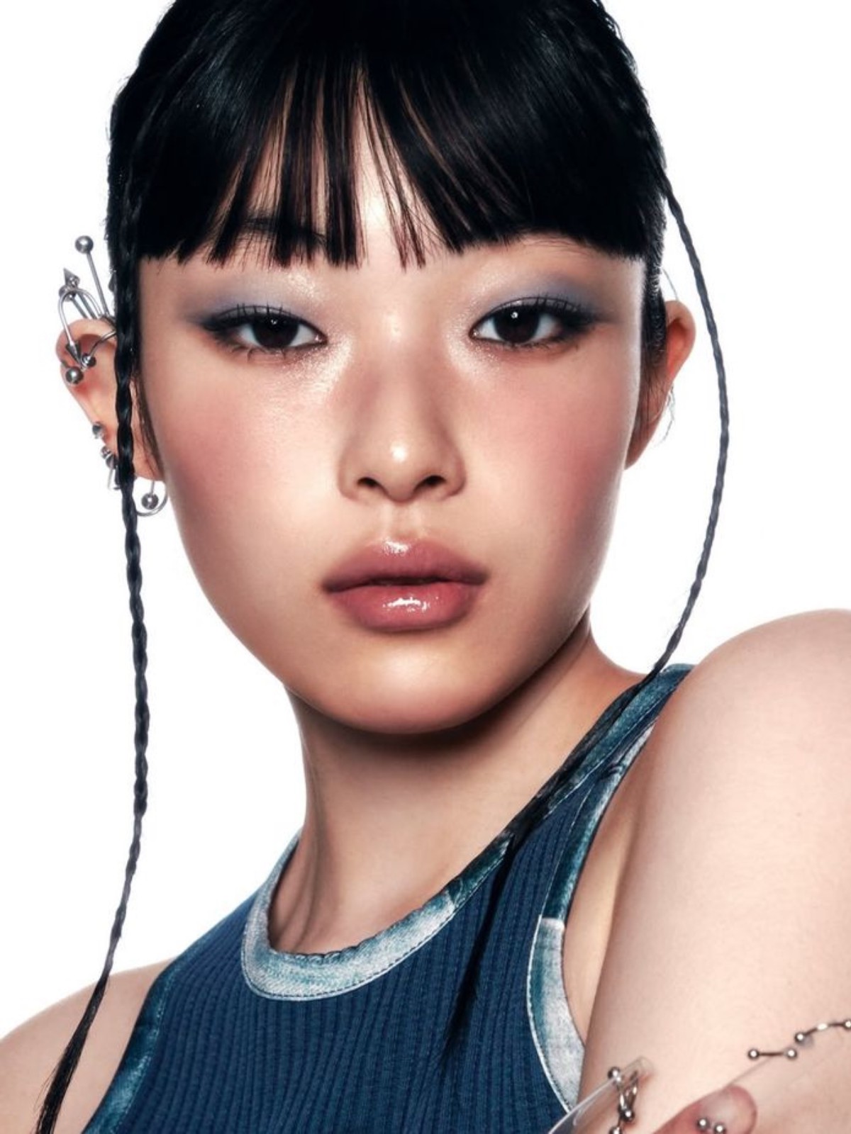 Hinh anh Tinh thần tự do bất tận ngày Hè mở đầu bằng đường kẻ mắt lem có chủ đích, làn son đỏ vodka, mắt ánh nhũ và những gam màu cá tính. 2