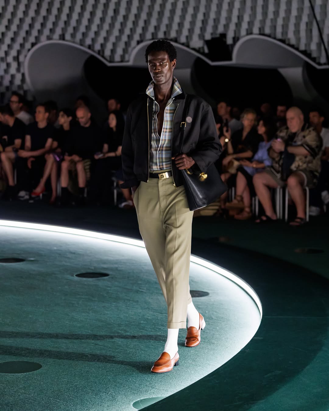 Hinh anh 6 xu hướng giày nam “khuấy đảo” Paris Men’s Fashion Week Xuân/Hè 2027 28