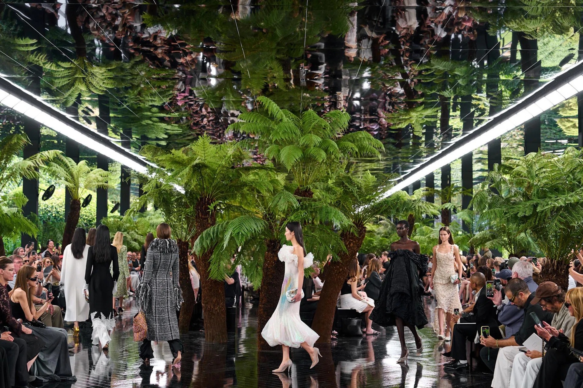 Dior Haute Couture FW26: Khu vườn dương xỉ của Jonathan Anderson