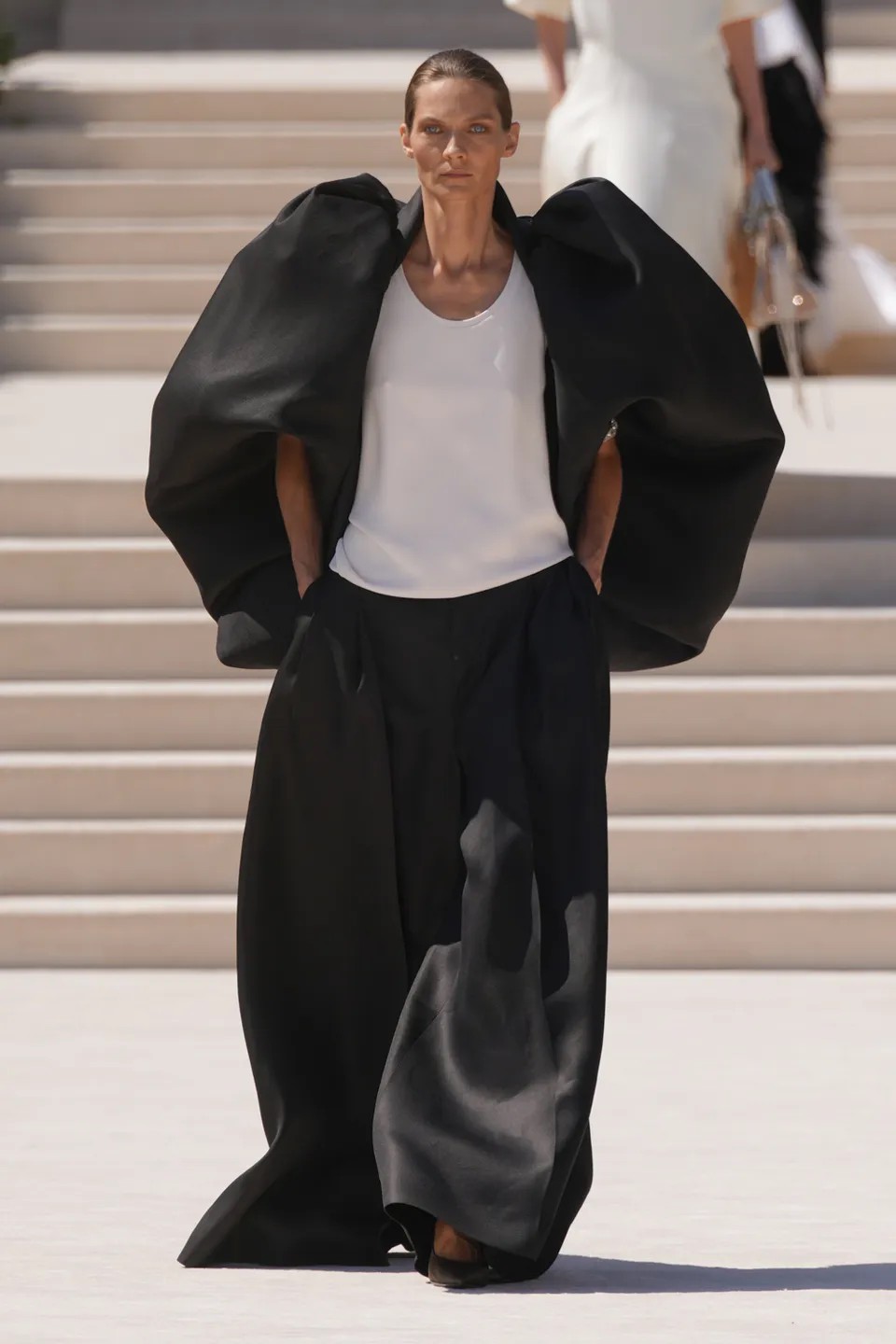 Hinh anh Balenciaga Fall 2026 Couture: Một cơn địa chấn “màu nắng”  8