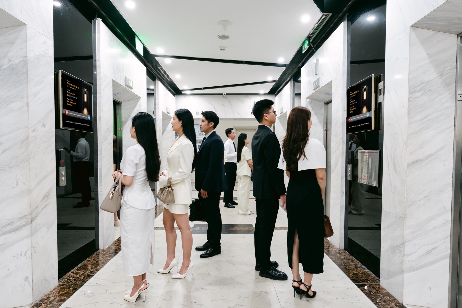 Hinh anh Ai cũng nói là nhìn thấy trong thang máy 2
