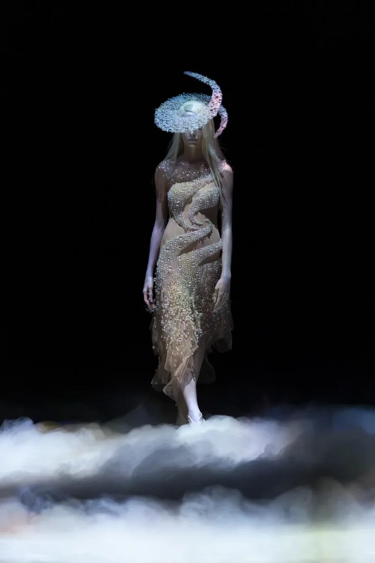 Hinh anh Iris van Herpen Haute Couture FW26: Dư chấn của những vì sao 3