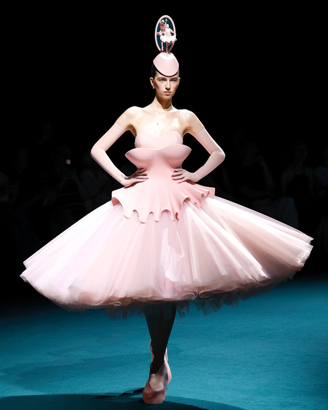 Hinh anh Robert Wun đưa “đứa trẻ bên trong” lên sàn diễn Haute Couture F/W 2026 18