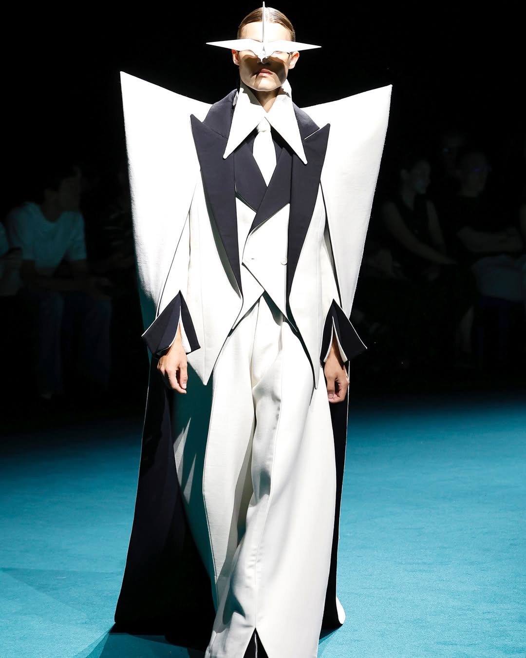 Hinh anh Robert Wun đưa “đứa trẻ bên trong” lên sàn diễn Haute Couture F/W 2026 13