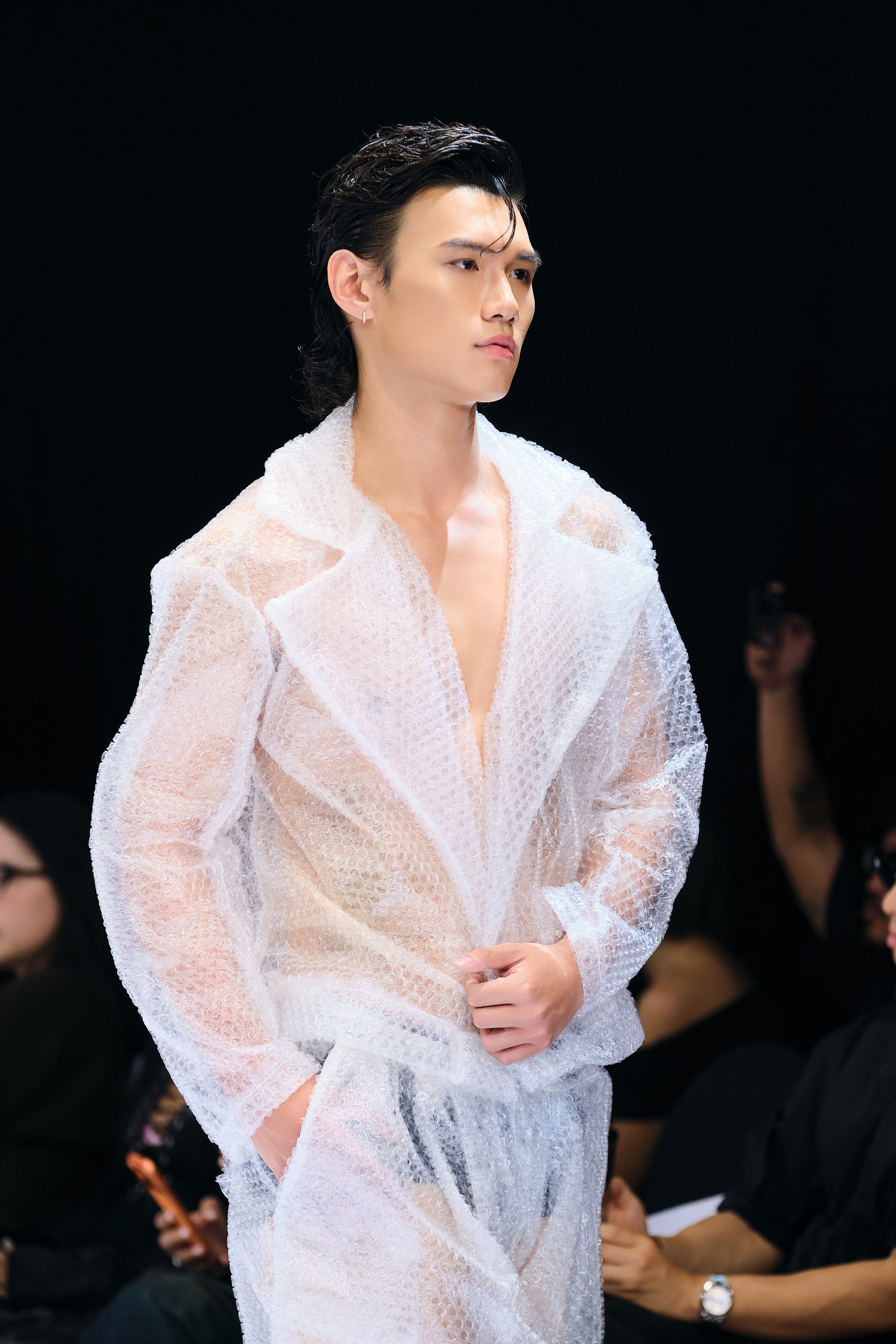 Hinh anh MÔI ĐIÊN “Chơi 01”: Thử để thành hình 3