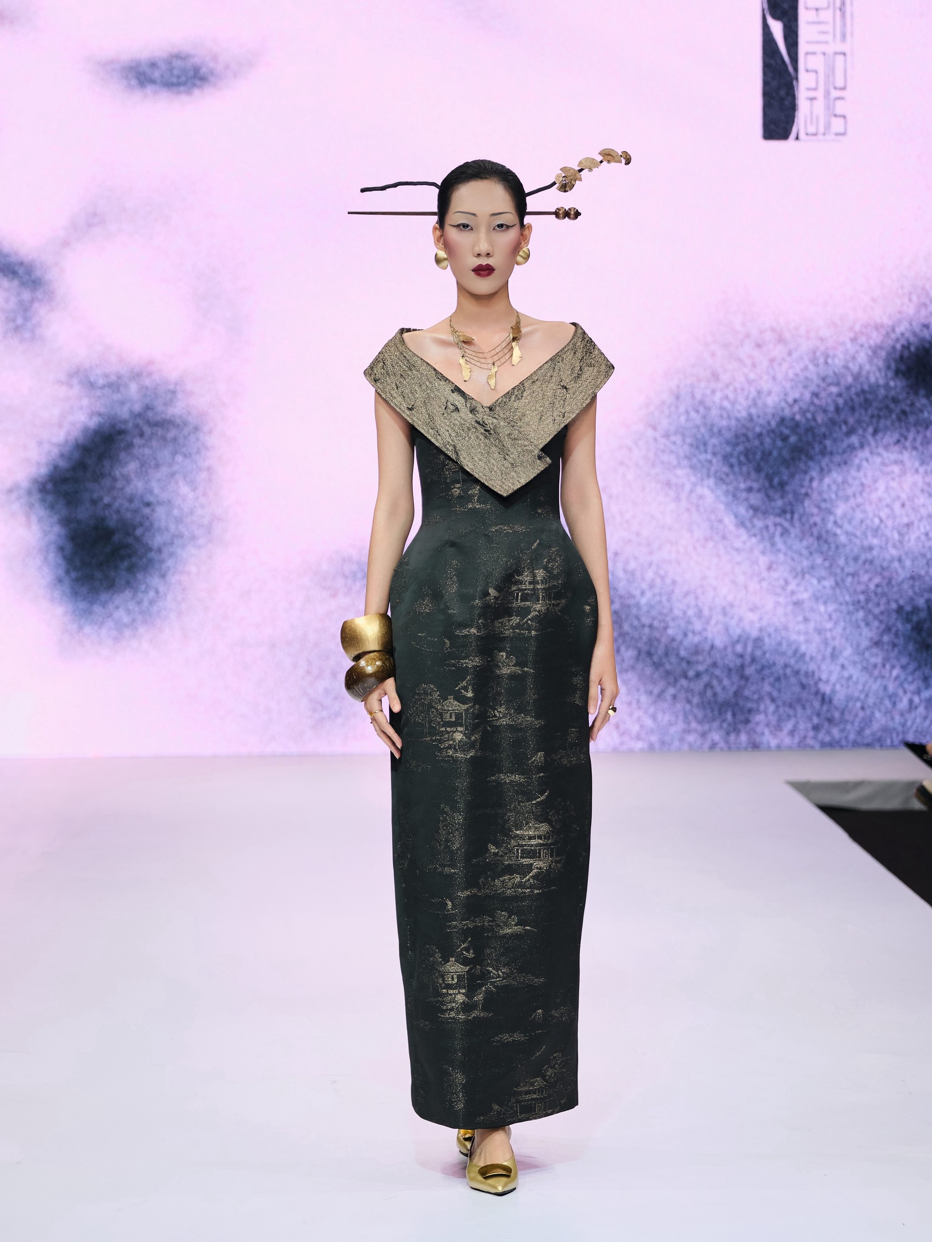 Hinh anh GUYEHI STUDIOS: Nếp gấp hóa hình khối trên sàn diễn 9