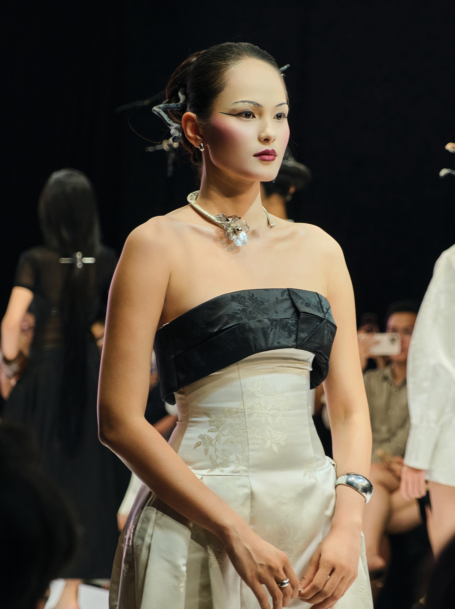 Hinh anh GUYEHI STUDIOS: Nếp gấp hóa hình khối trên sàn diễn 11