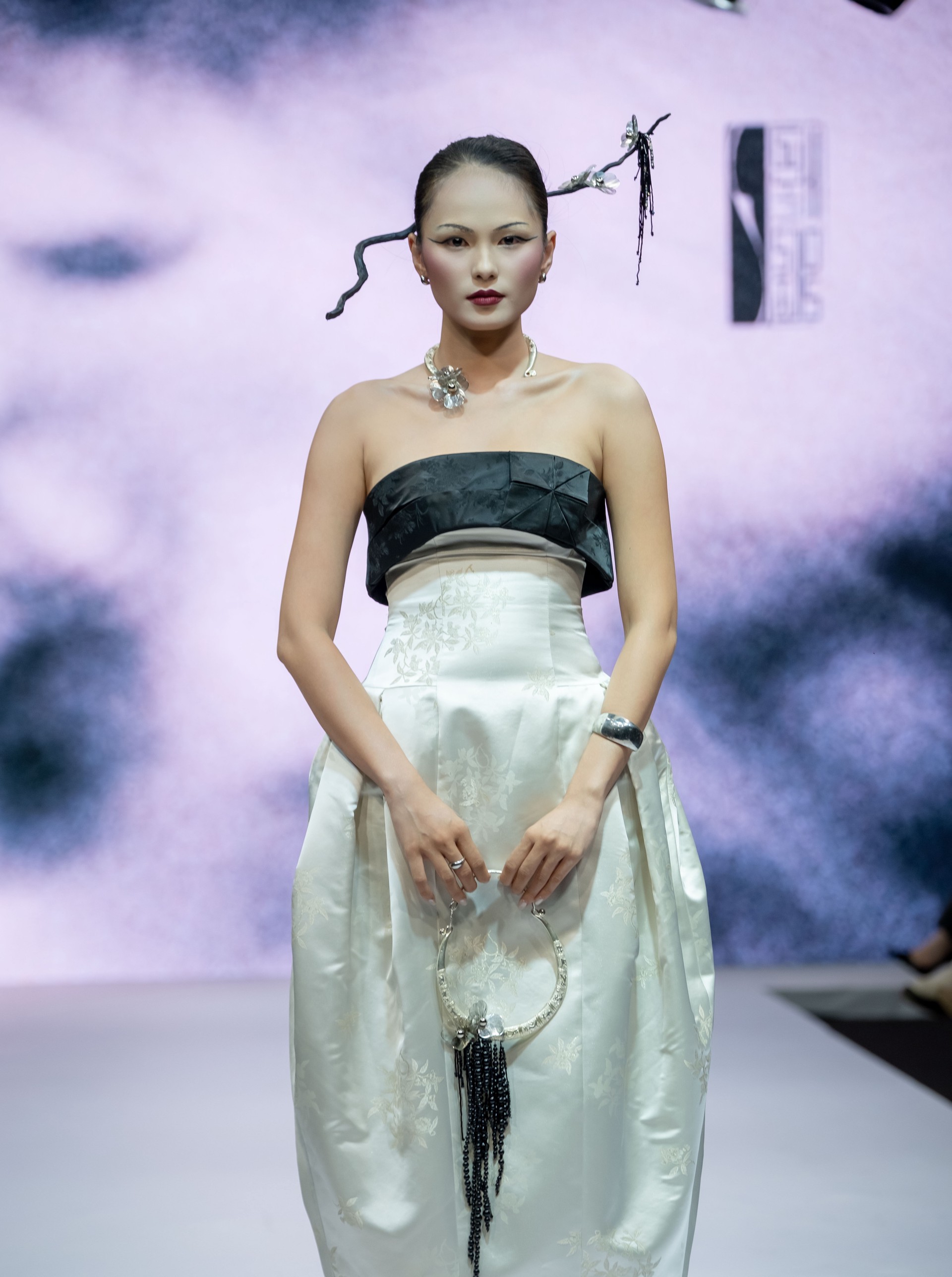 Hinh anh GUYEHI STUDIOS: Nếp gấp hóa hình khối trên sàn diễn 12