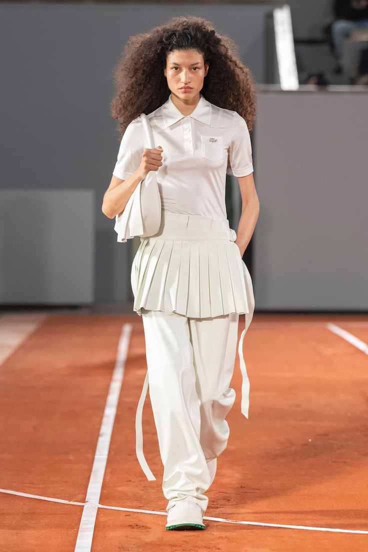 Hinh anh Đổi bối cảnh, lướt sóng, bóng rổ và tennis đang là “nỗi ám ảnh” mới của thời trang 18