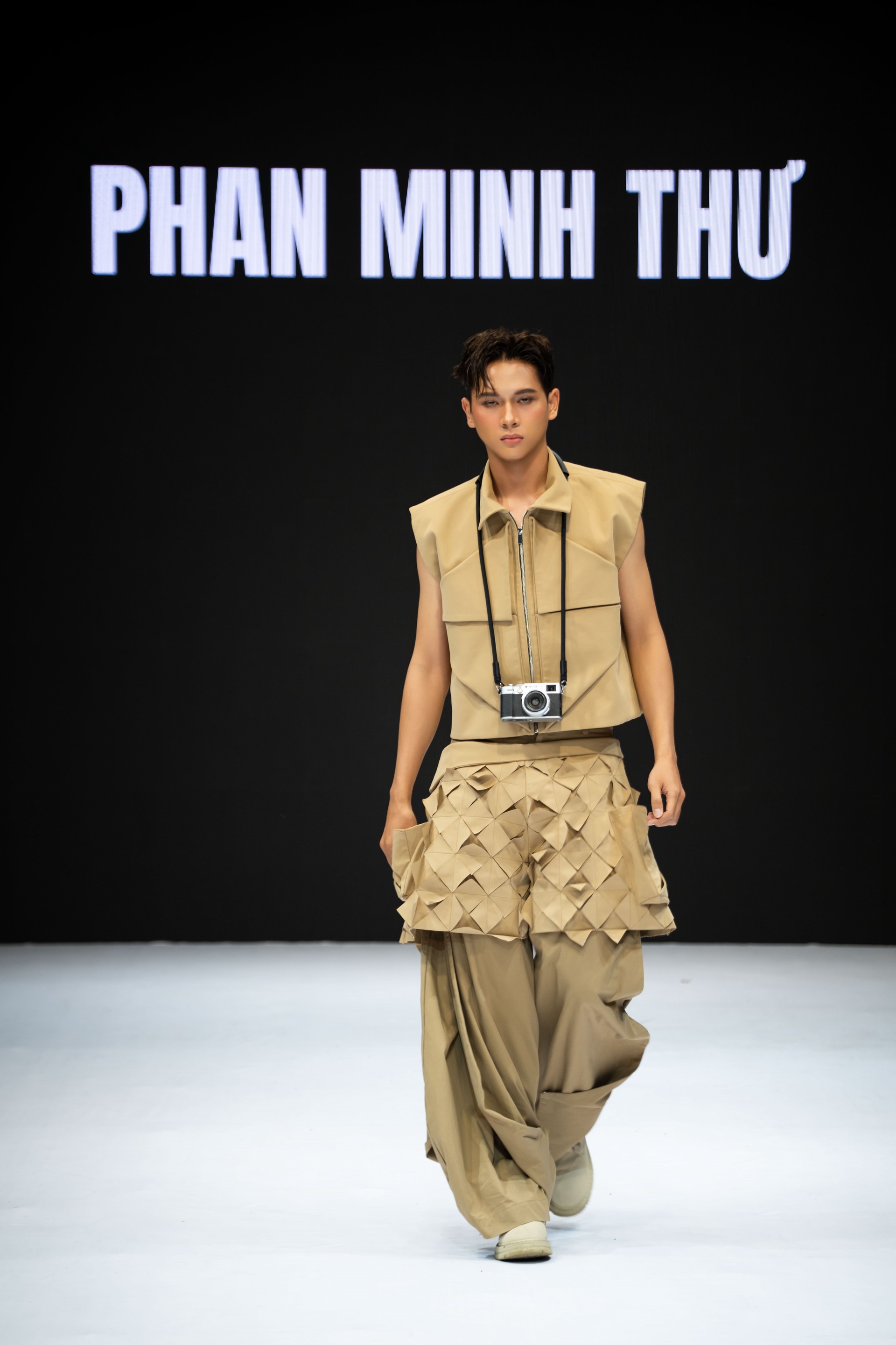 Hinh anh Bản sắc Việt họa nét đương đại trong VLU COLLECTIVE: K28TT UNFOLD 32