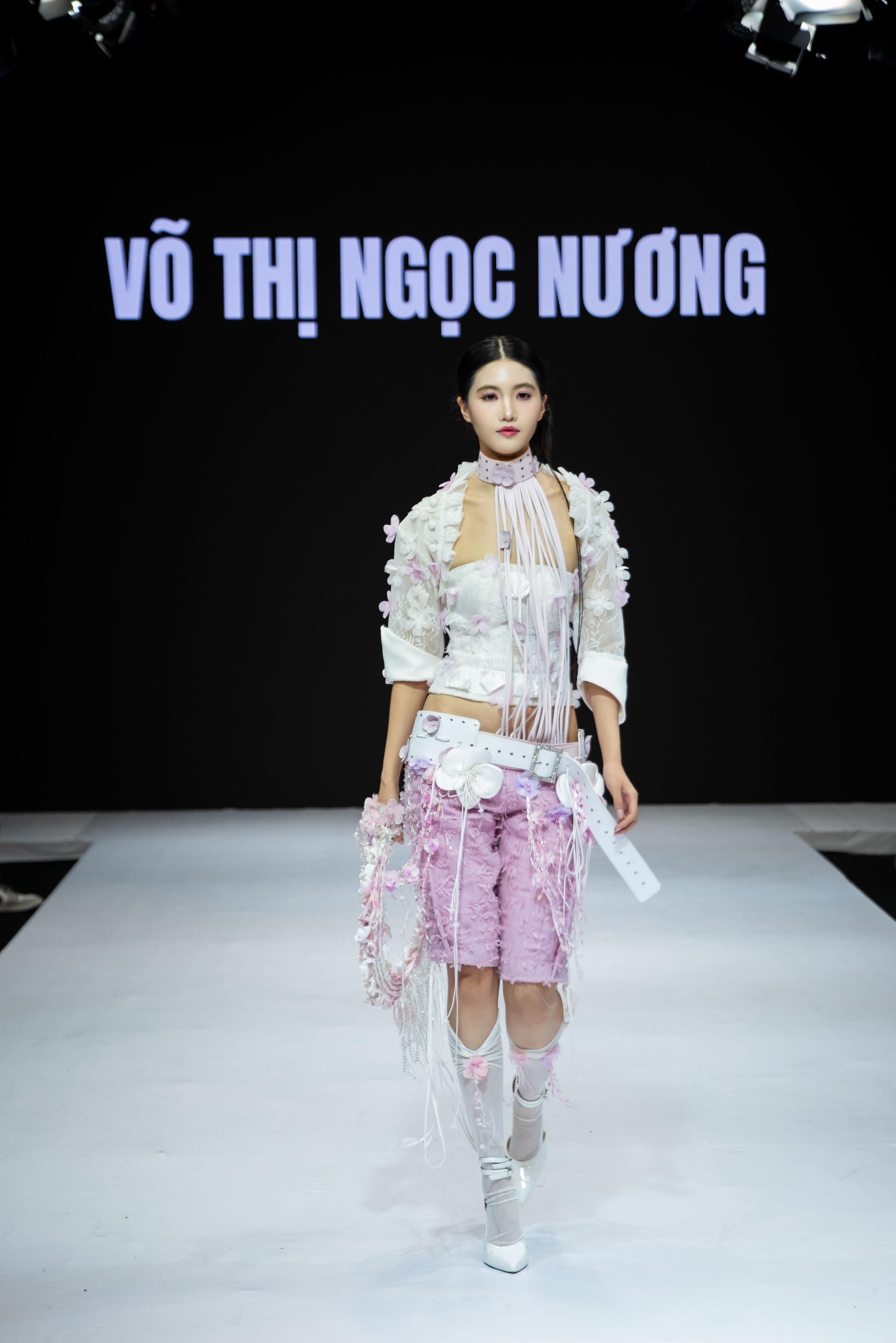 Hinh anh Bản sắc Việt họa nét đương đại trong VLU COLLECTIVE: K28TT UNFOLD 13