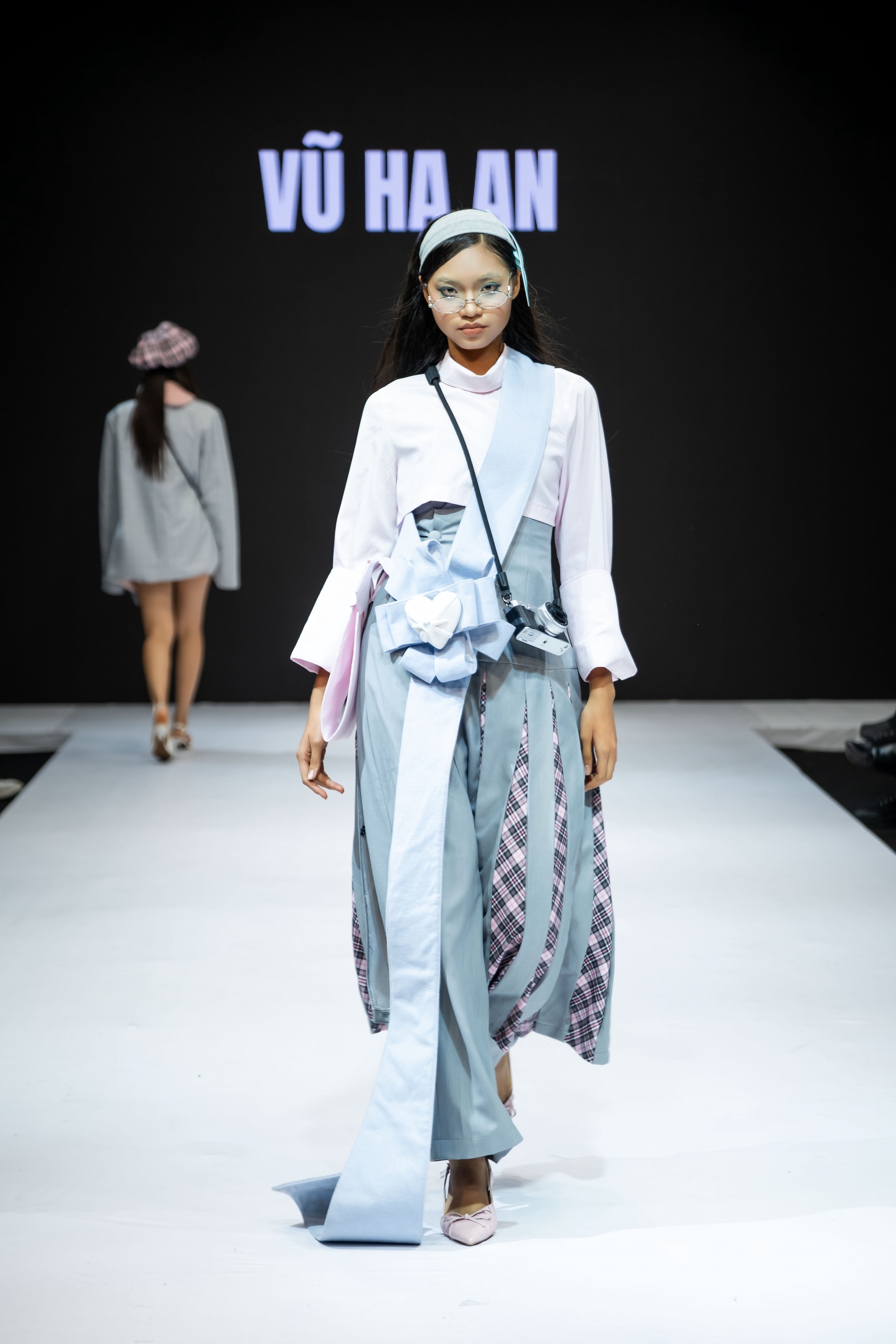 Hinh anh Bản sắc Việt họa nét đương đại trong VLU COLLECTIVE: K28TT UNFOLD 28