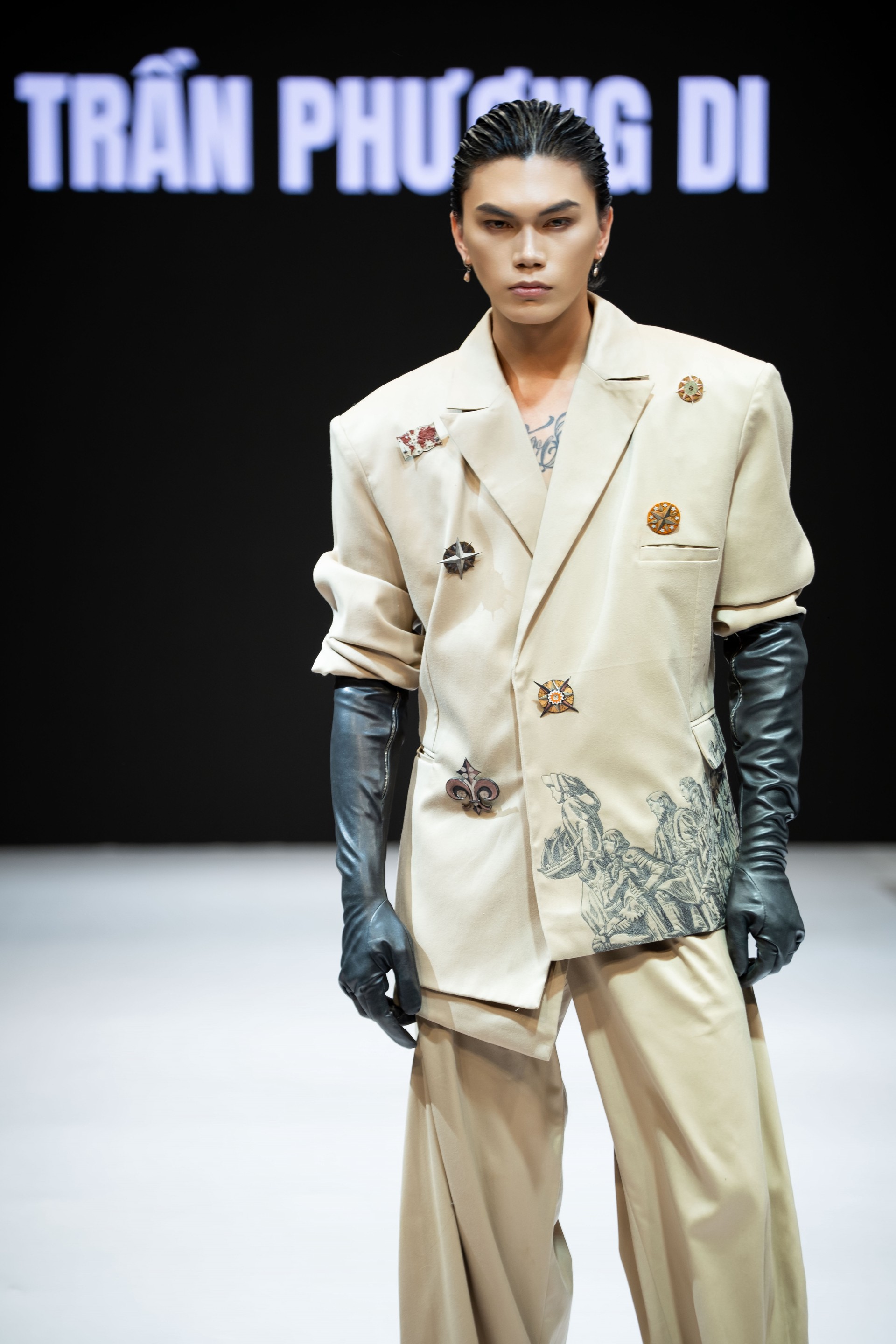 Hinh anh Bản sắc Việt họa nét đương đại trong VLU COLLECTIVE: K28TT UNFOLD 19
